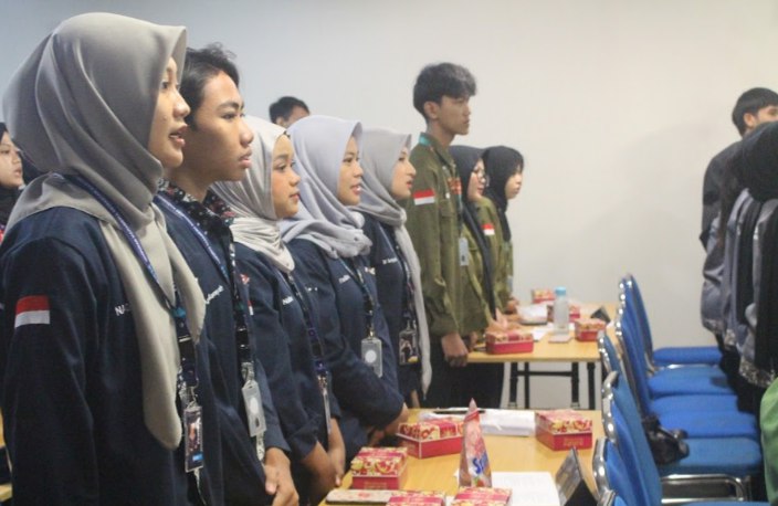 Menyanyikan lagu Indonesia Raya dan Hymne Udinus