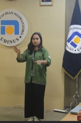 Menyanyikan lagu Indonesia Raya dan Hymne Udinus