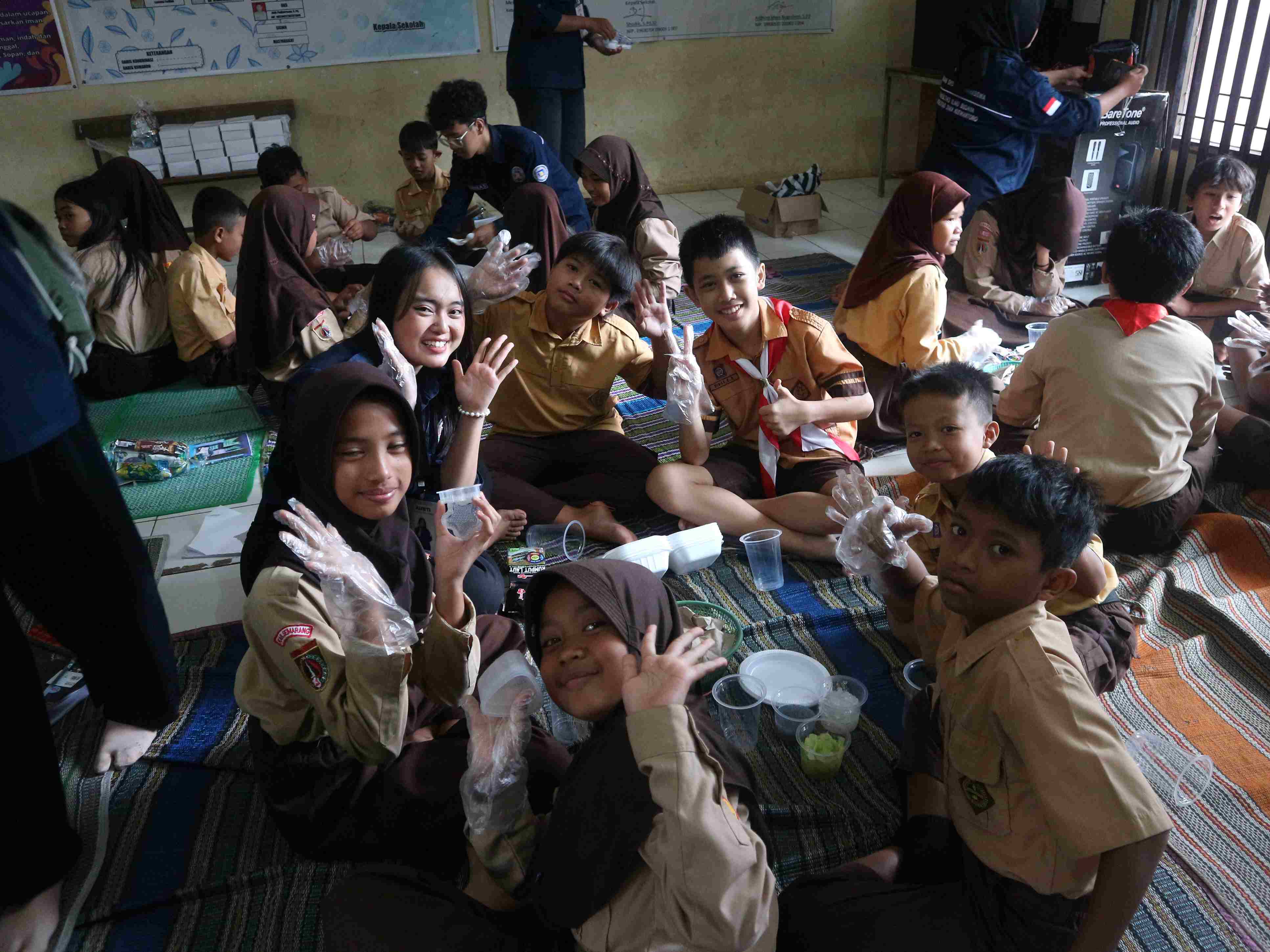 Praktik membuat onigiri dan es kuwud