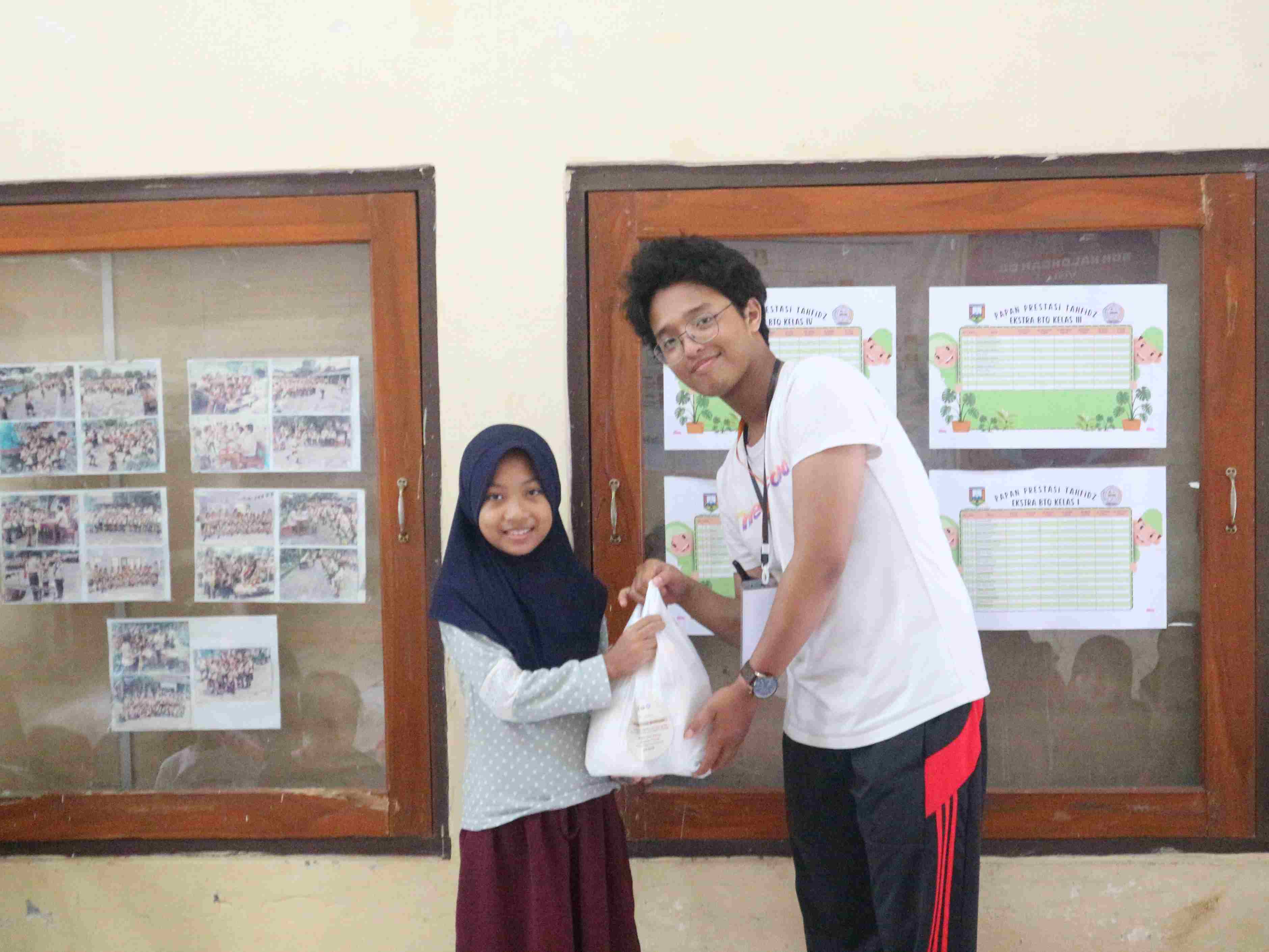 Pemberian doorprize sembako