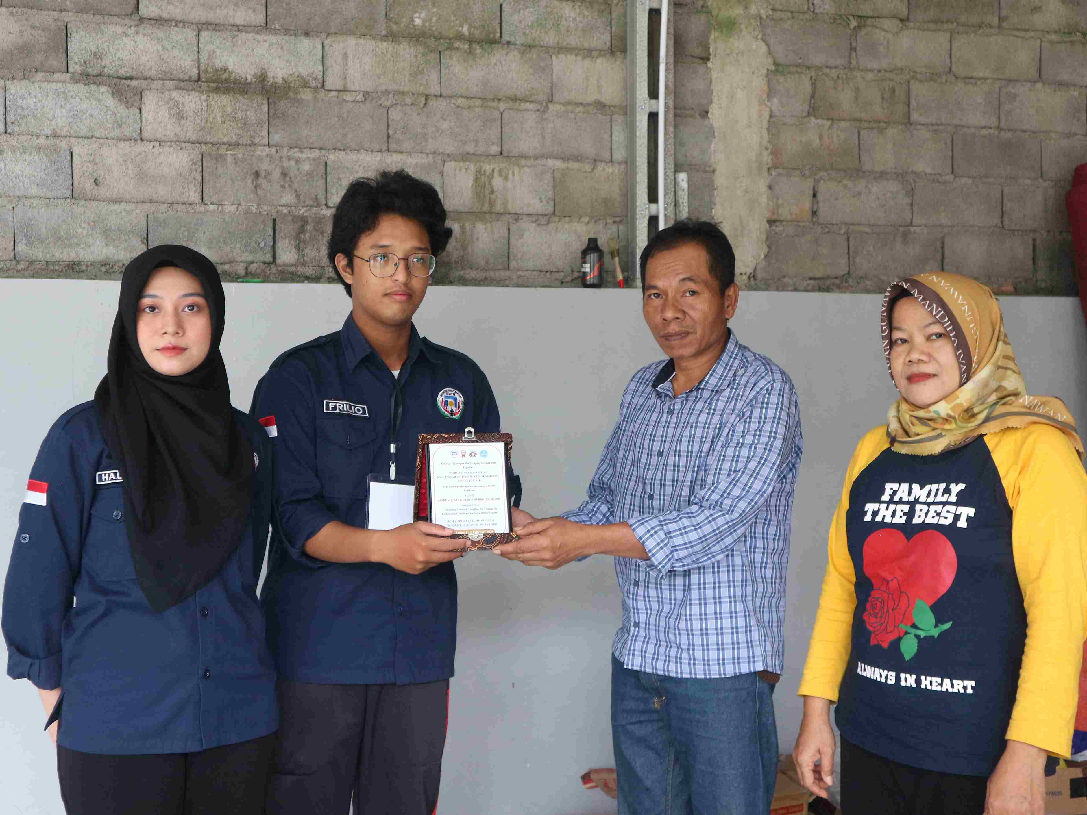 Pemberian plakat kepada desa kalongan