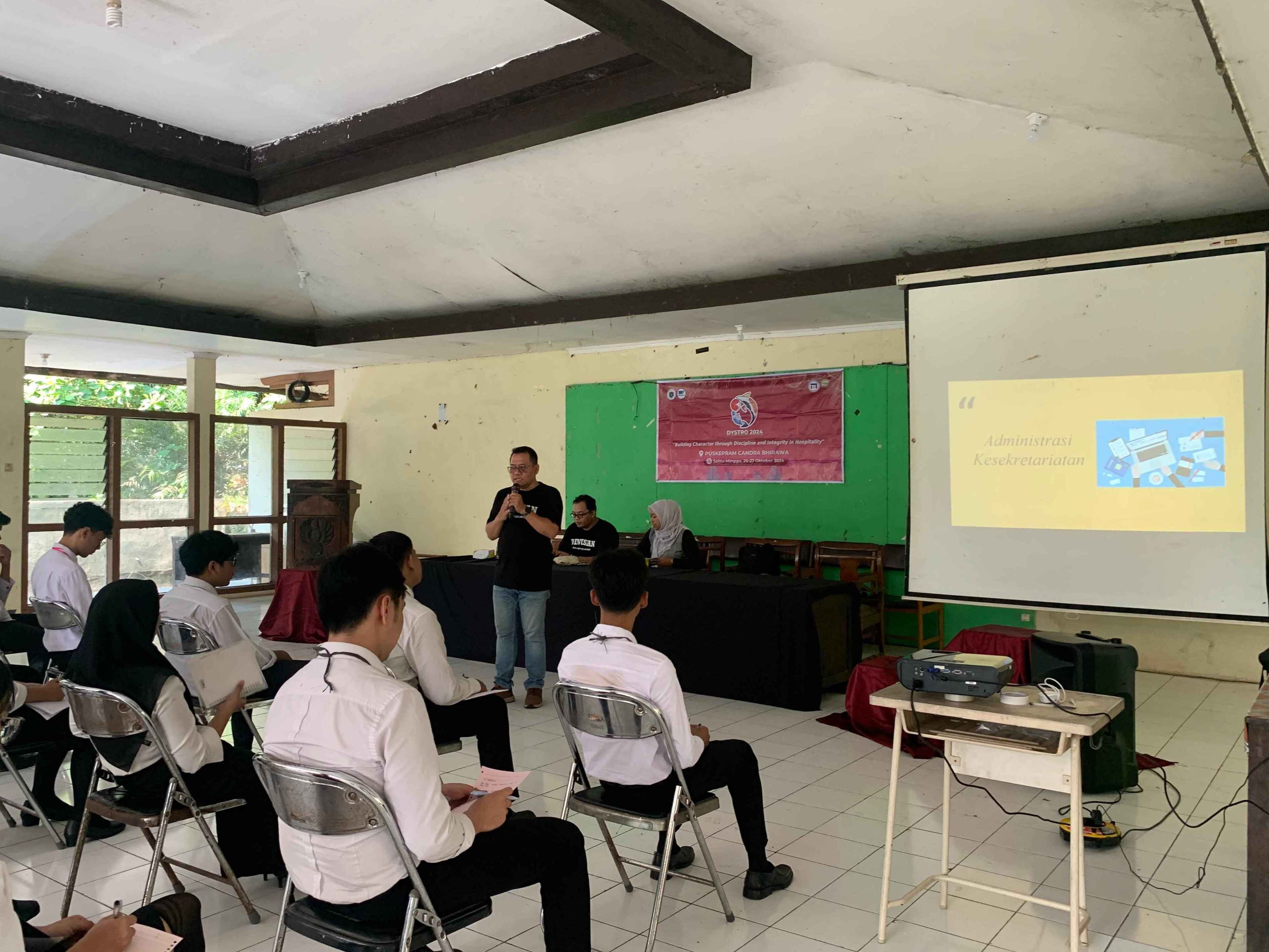 Materi 1 (Administrasi Kesekretariatan) oleh bapak Dr. Setyo Prasiyanto Cahyono, S.S., M.Pd 