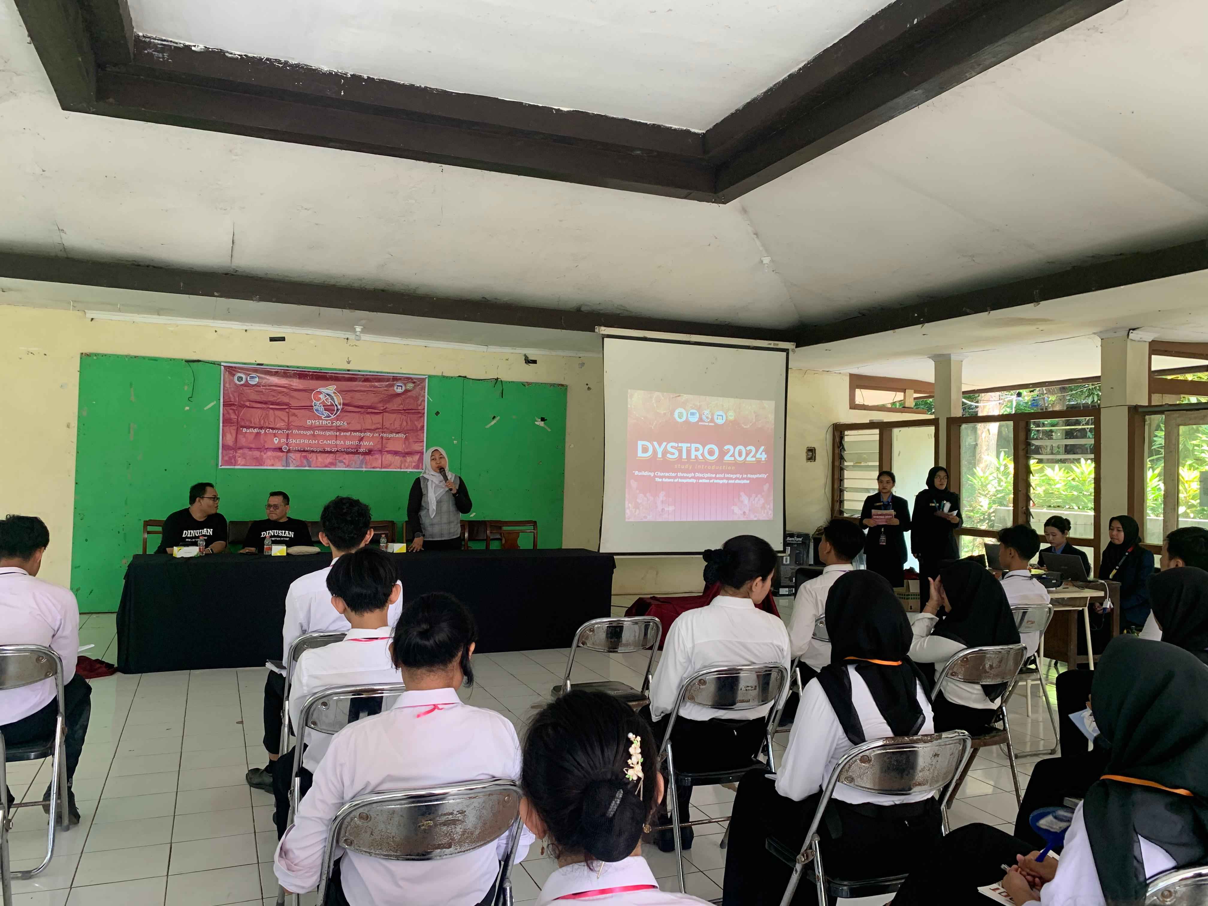 Materi 3 (Grooming Standard) oleh ibu Neni Kurniawati, S.S., M.Hum.