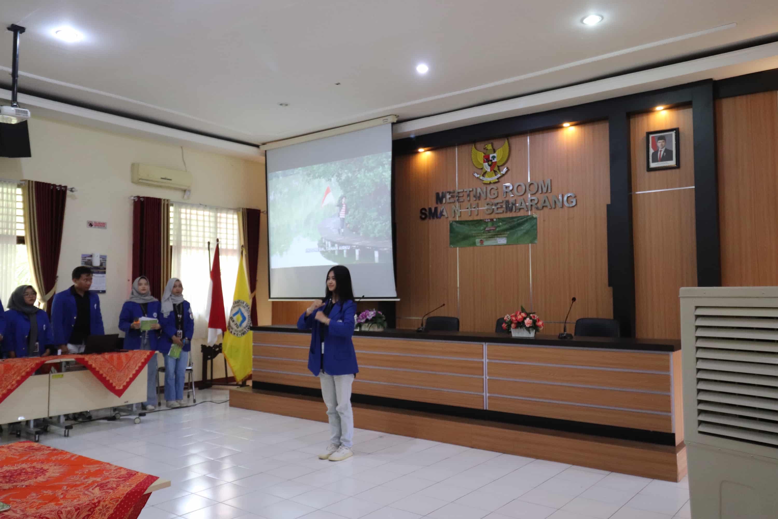 Menyanyikan Lagu Indonesia Raya