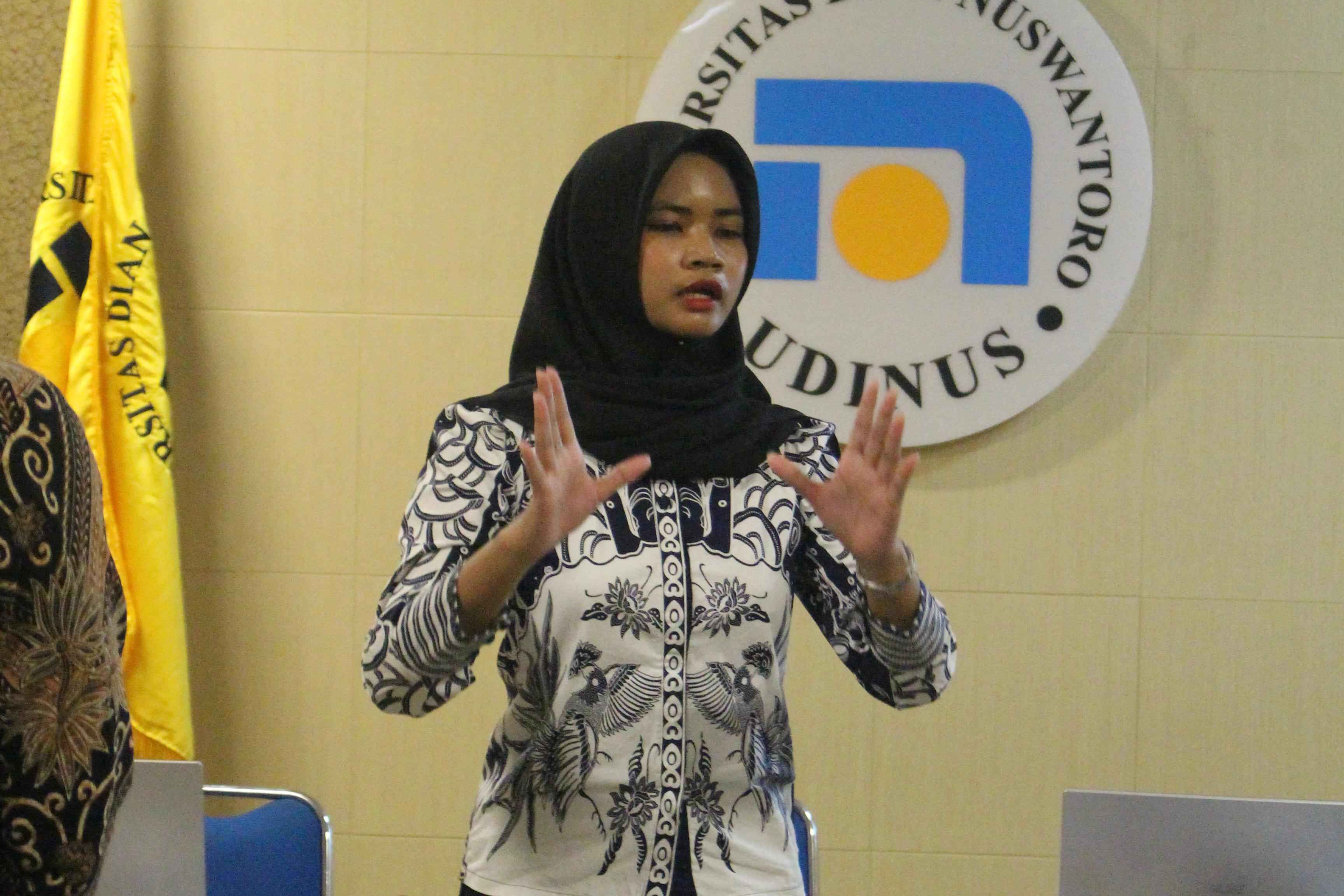 Menyanyikan lagu Indonesia Raya dan Hymne Udinus