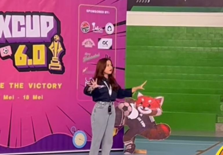 Menyanyikan Lagu Indonesia Raya & Hymne UDINUS