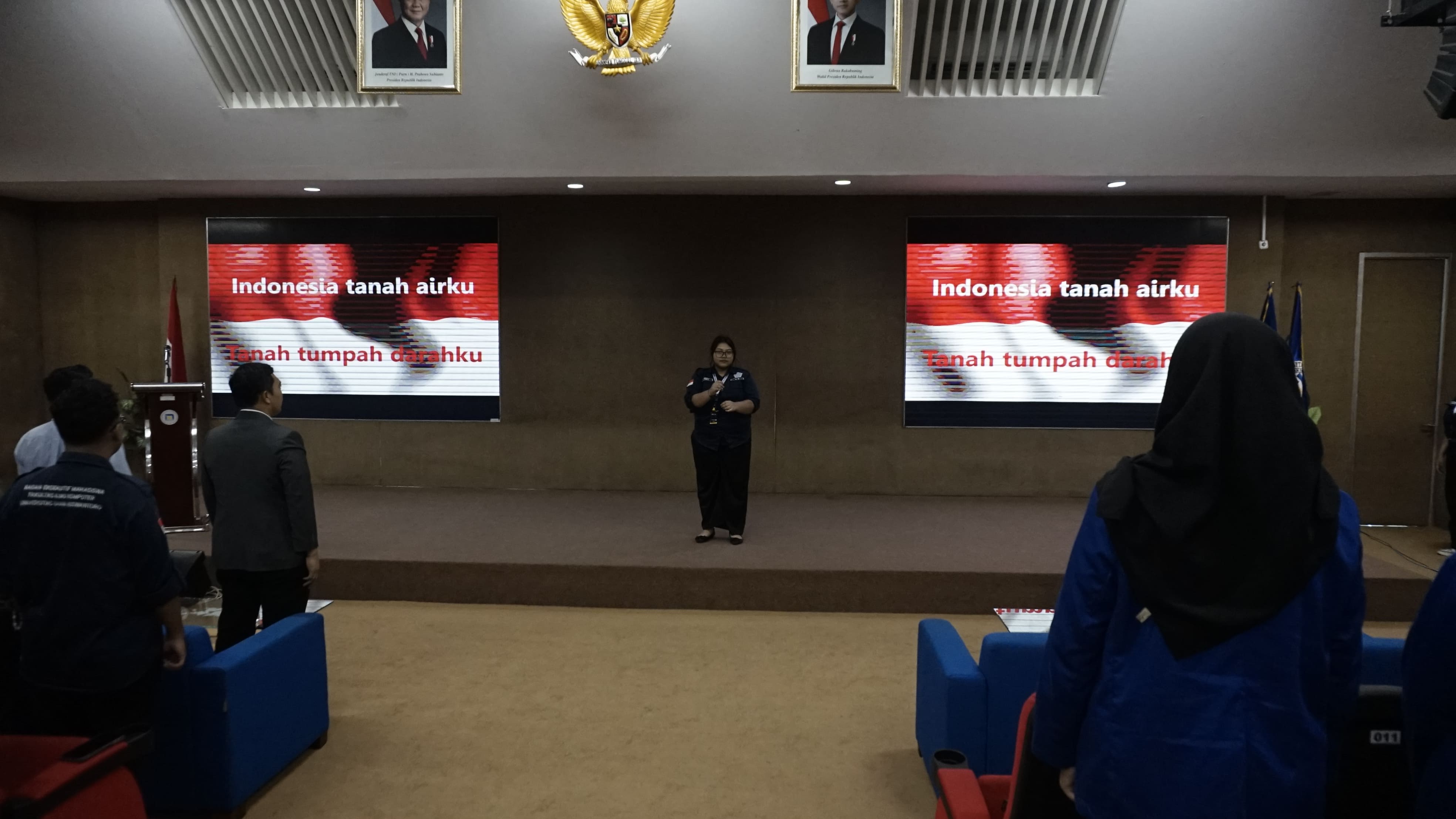 Menyanyikan Lagu Indonesia Raya & Hymne UDINUS