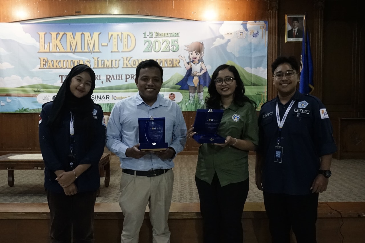 Penyerahan plakat pemateri Bapak Filmada dan Ibu Nina