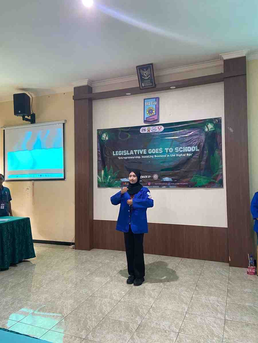 Menyanyikan lagu Indonesia Raya
