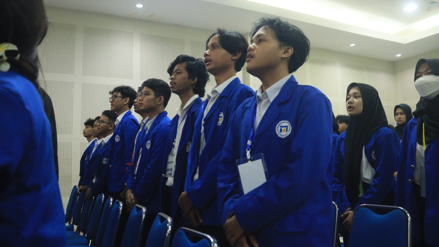 Menyanyikan Indonesia Raya & Hymne Udinus