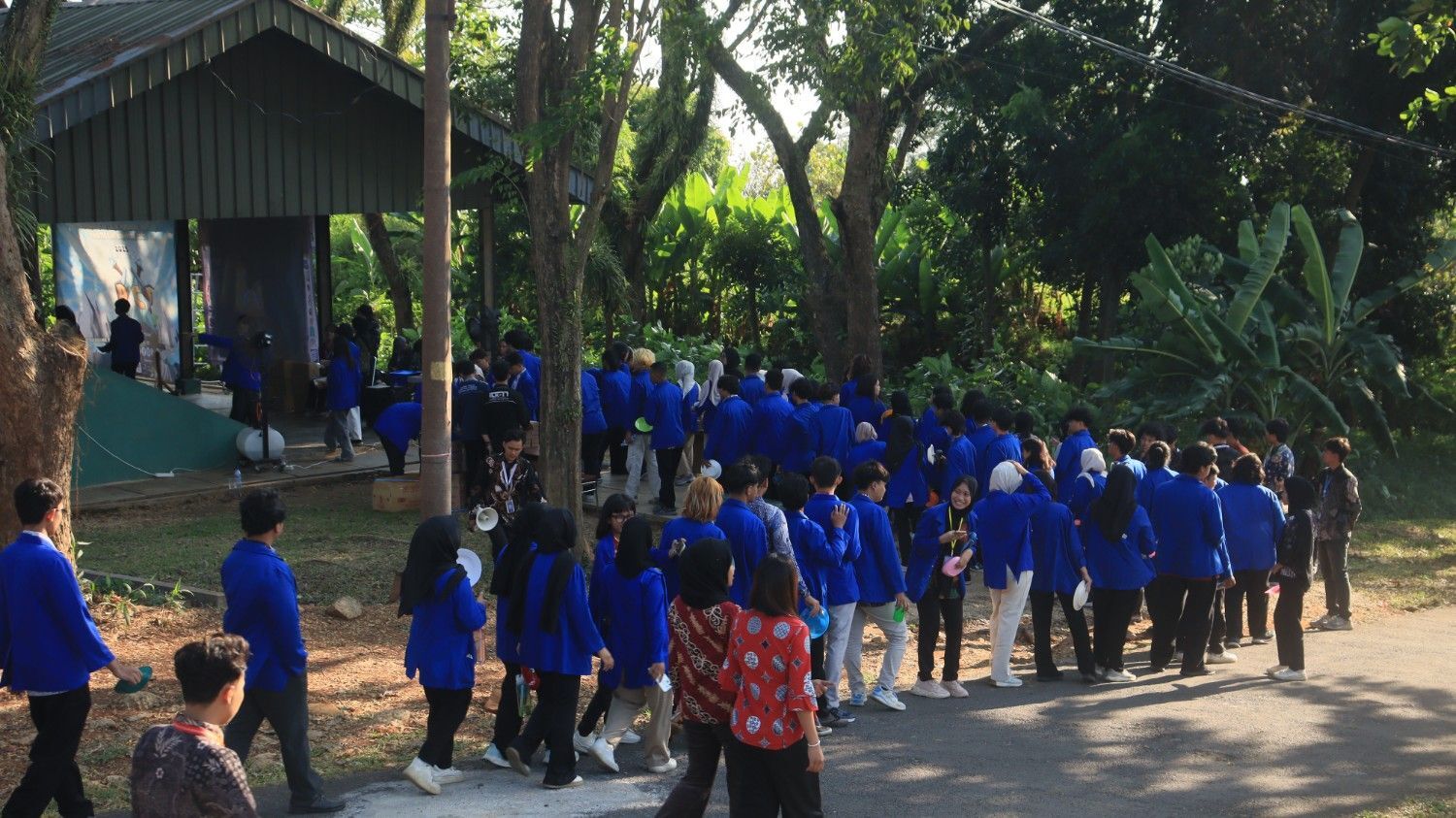 Pembarisan dan Perjalanan ke Tribun