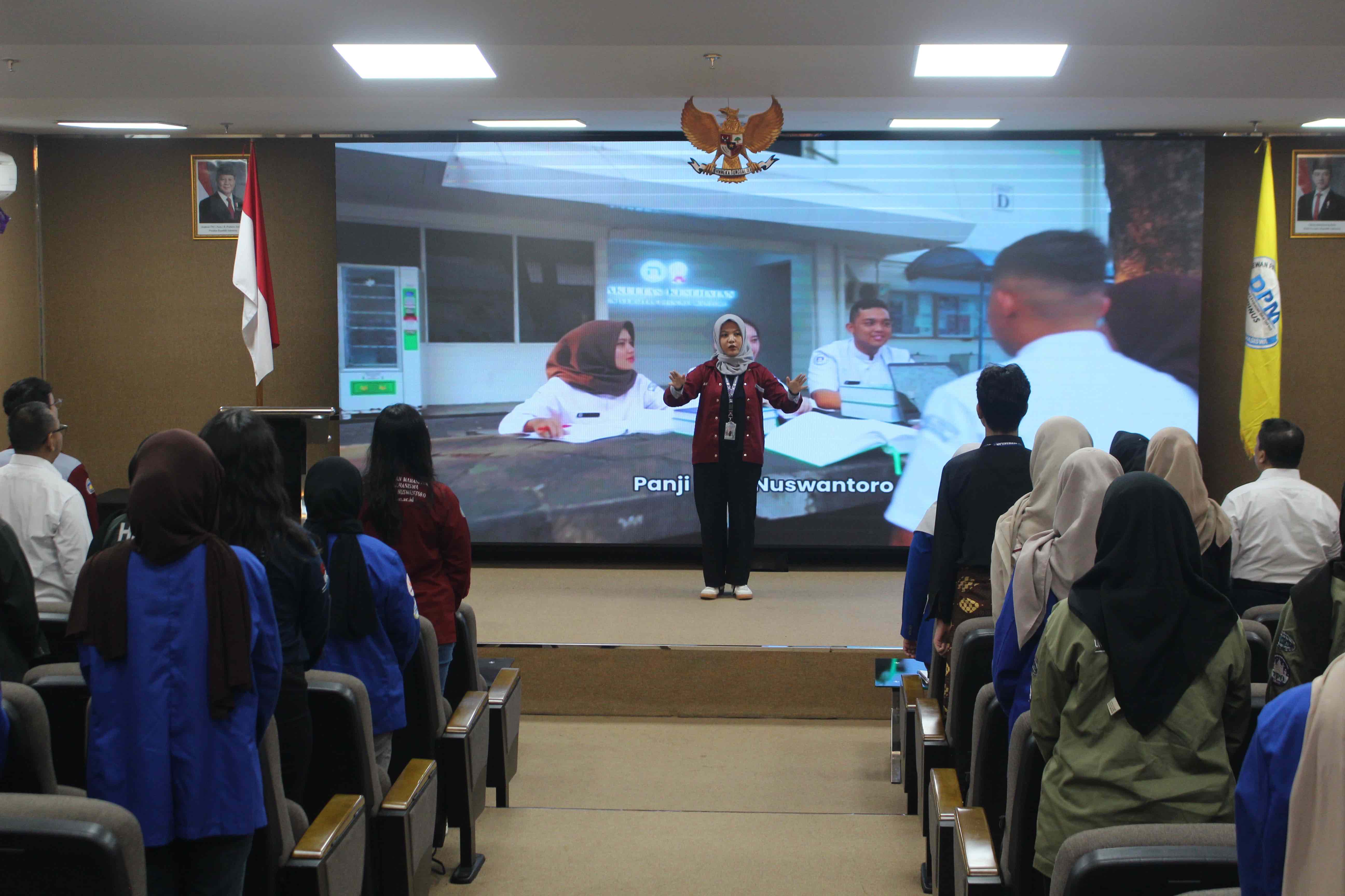 Menyanyikan lagu Indonesia Raya dan Hymne Udinus