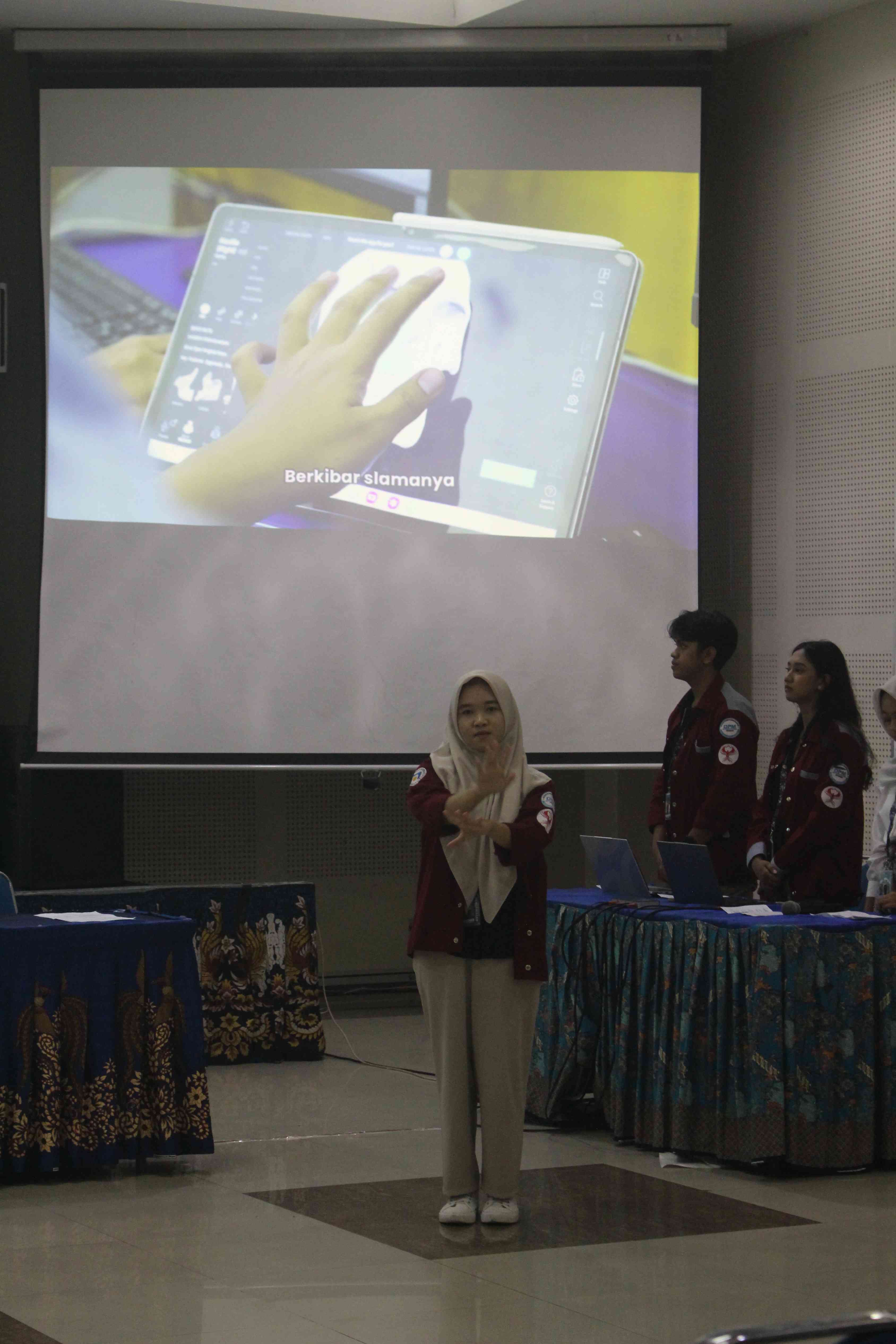 Menyanyikan lagu Indonesia Raya dan Hymns Udinus