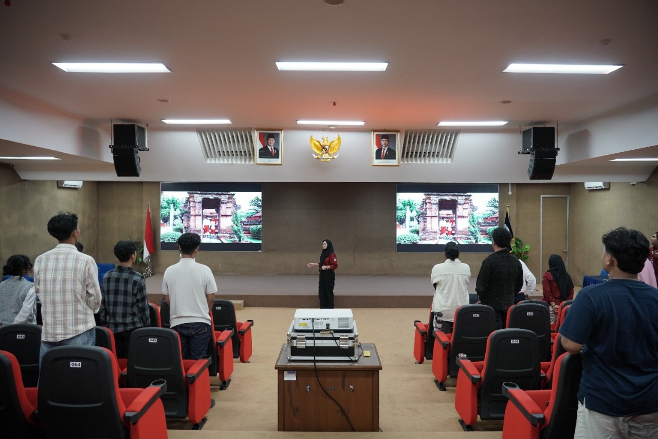 Menyanyikan Lagu Indonesia Raya dan Hymne Udinus