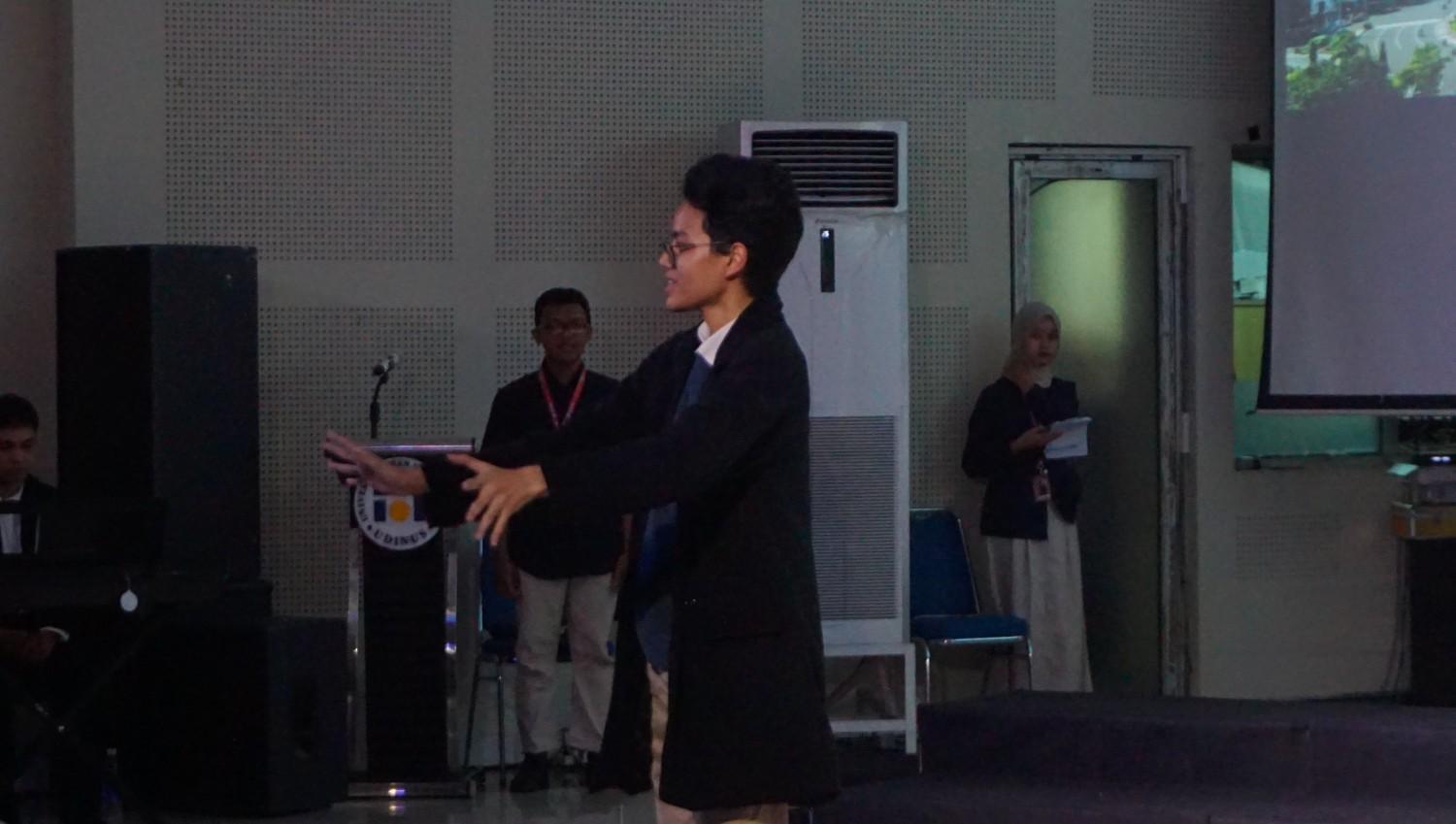 Menyanyikan Lagu Indonesia Raya 