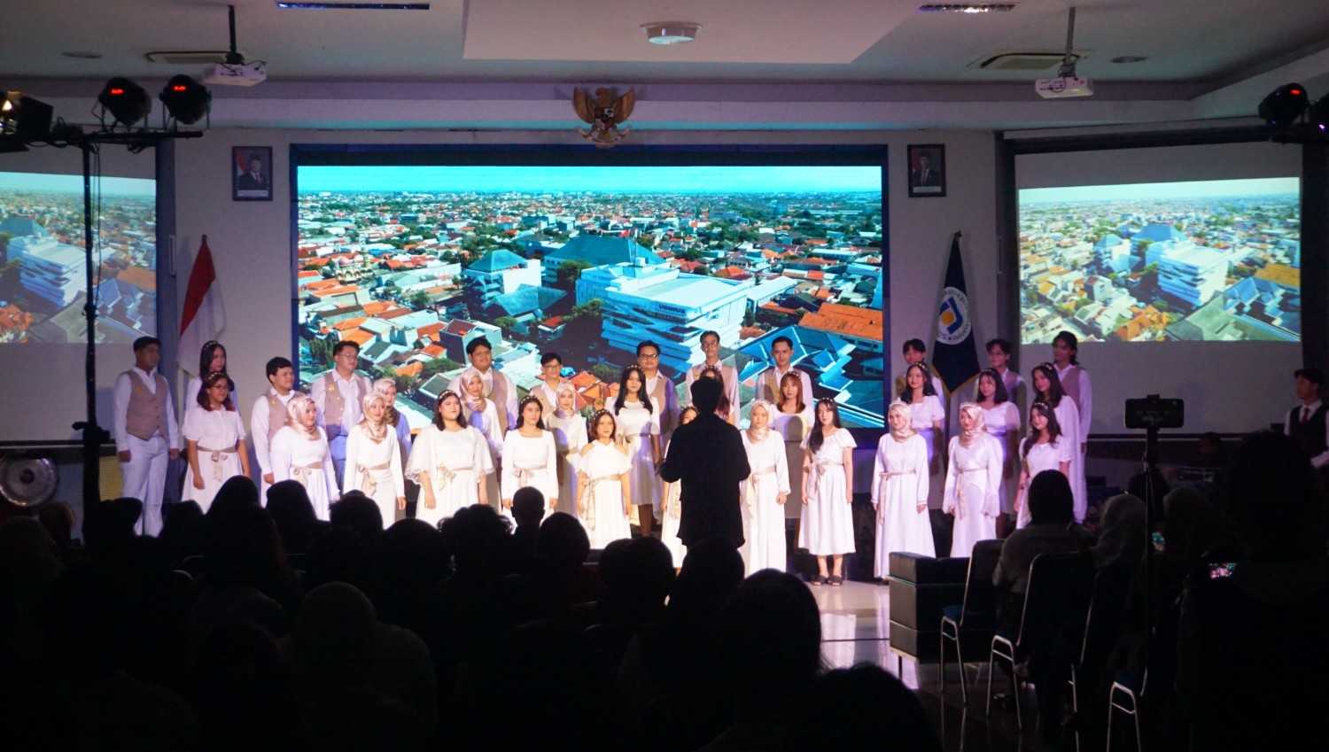 Persembahan Hymne dan Mars Udinus