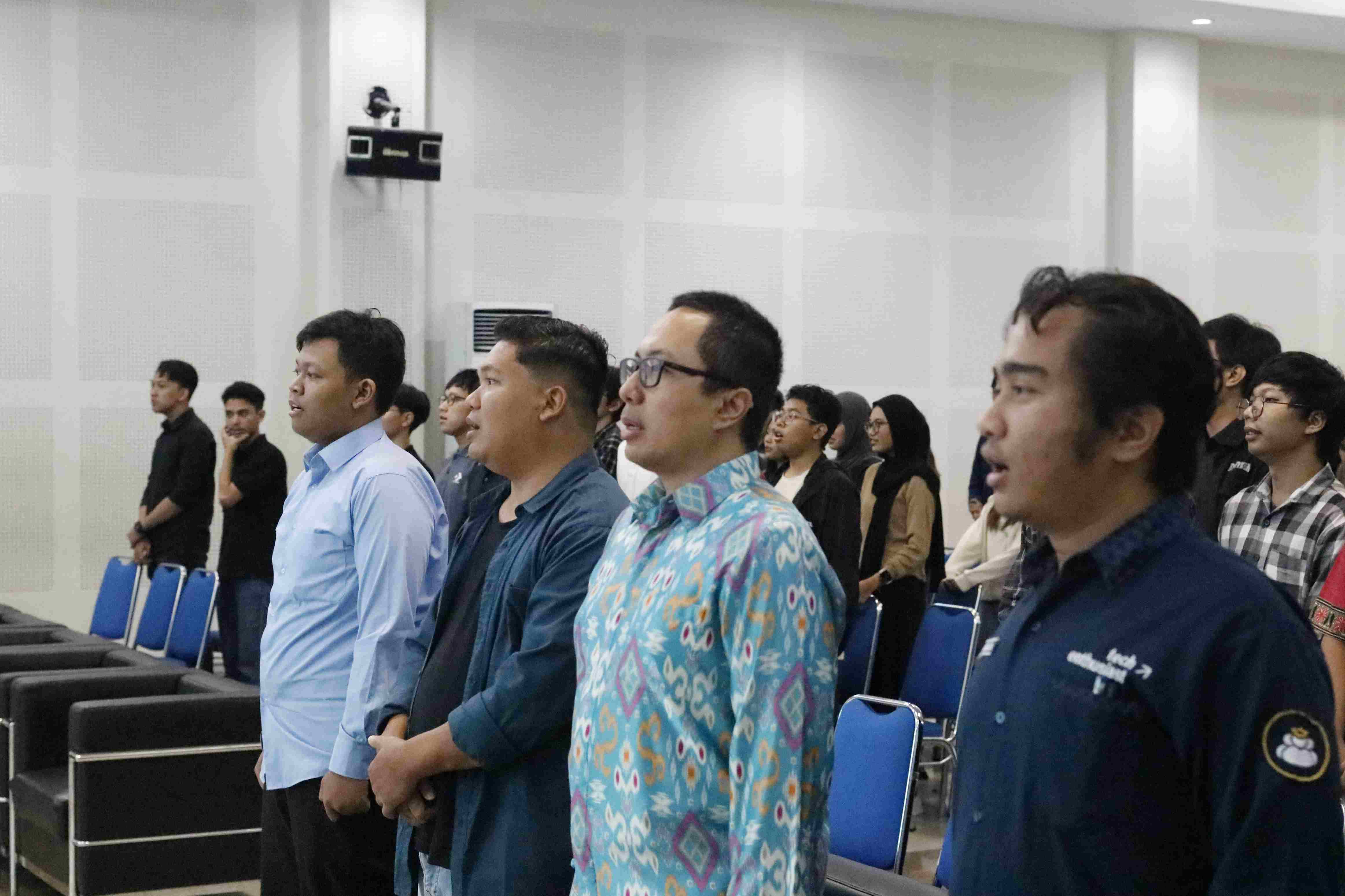 Menyanyikan Lagu Indonesia Raya dan Hymne Udinus