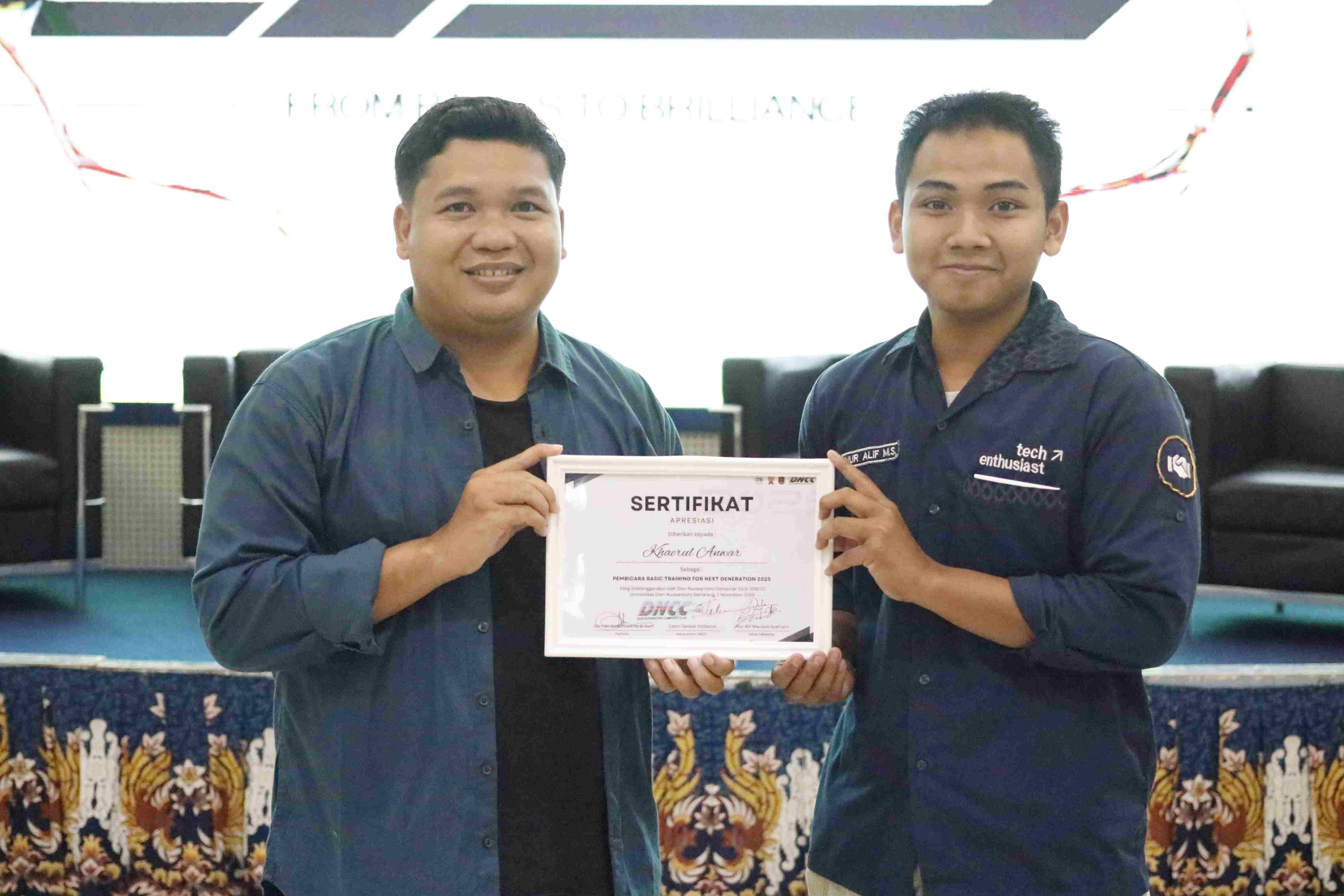 Pemberian Sertifikat Kepada Pembicara