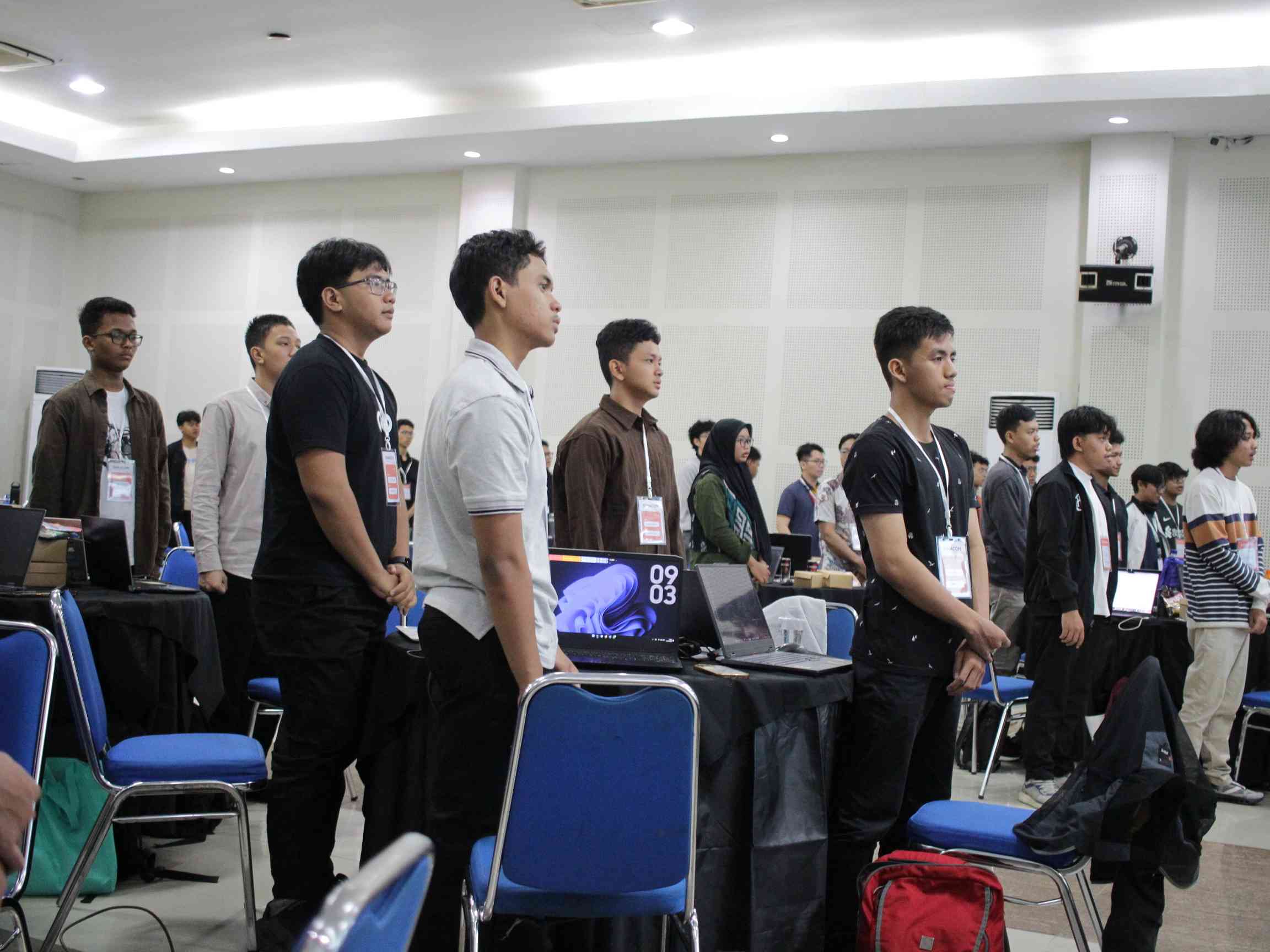 Menyanyika lagu Indonesia Raya dan Hymne UDINUS