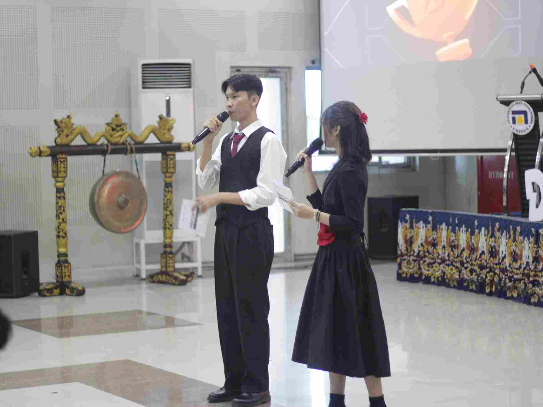 Pembukaan Day 2 oleh MC