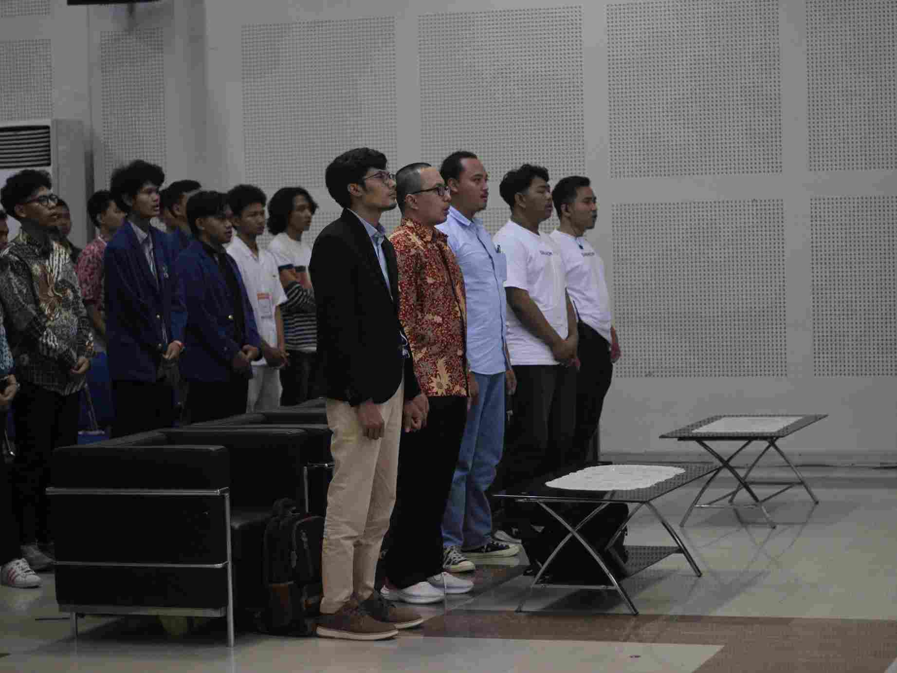 Menyanyika lagu Indonesia Raya dan Hymne UDINUS