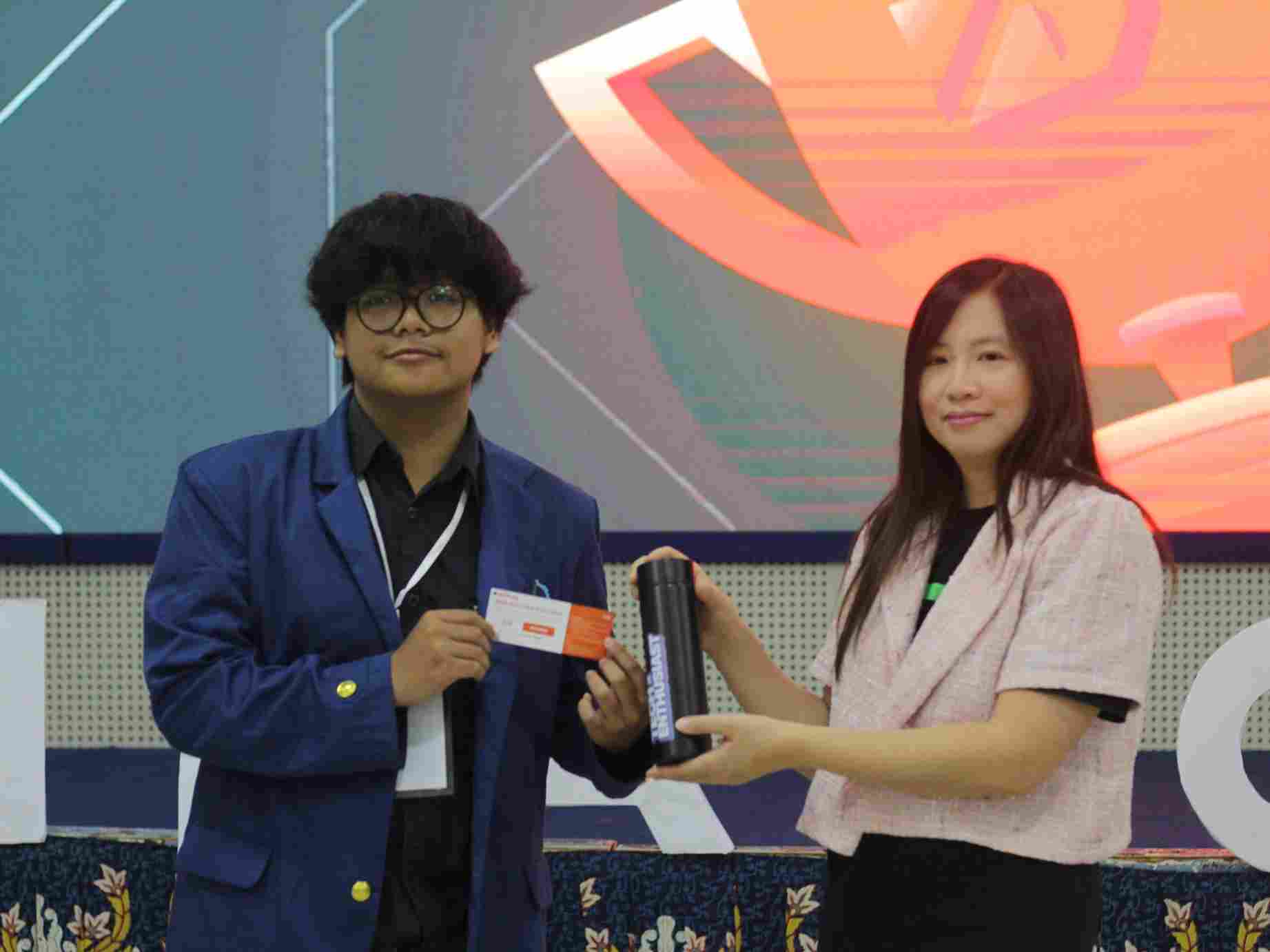 Penyerahan Hadiah Kepada Penanya