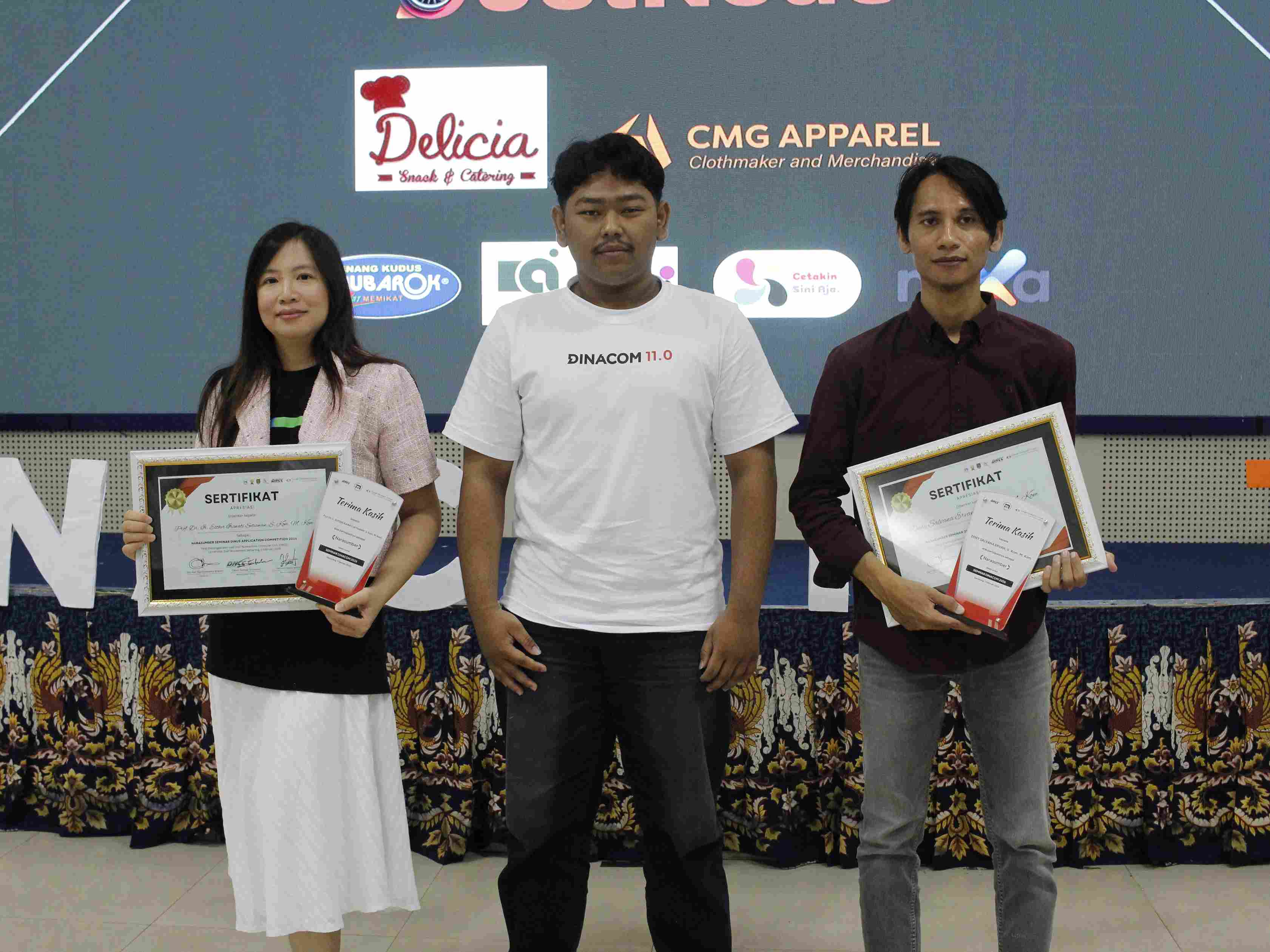 Penyerahan Plakat dan Sertifikat Kepada Pembicara