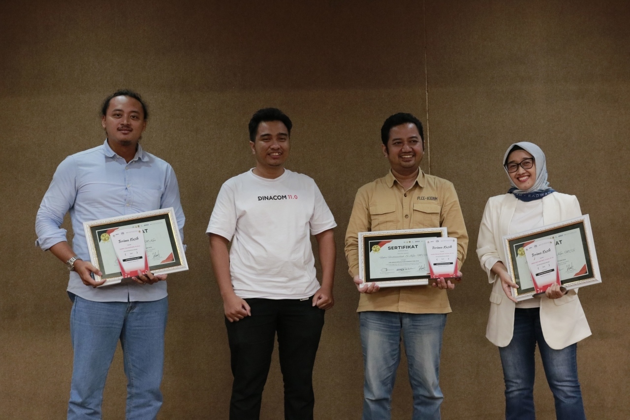 Penyerahan Plakat dan Sertifikat Kepada Juri