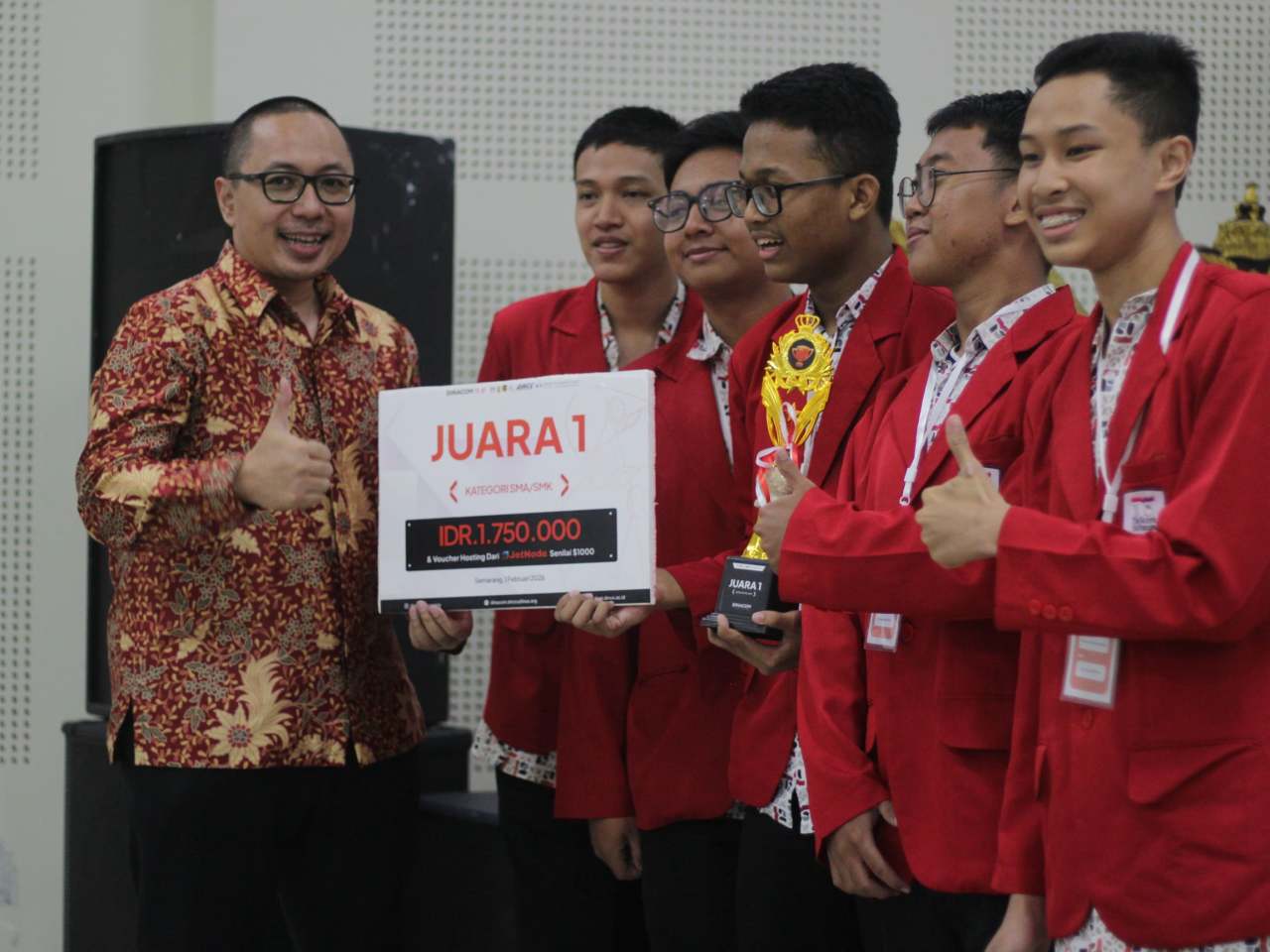 Penyerahan Piala Kepada Pemenang