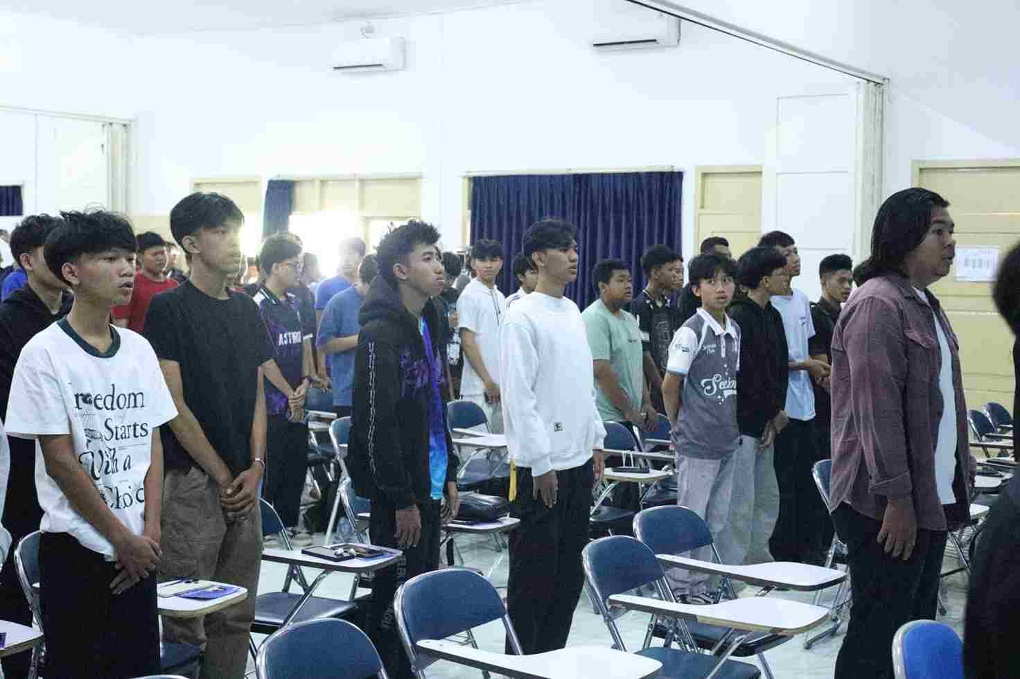 Menyanyikan Lagu Mars ESI