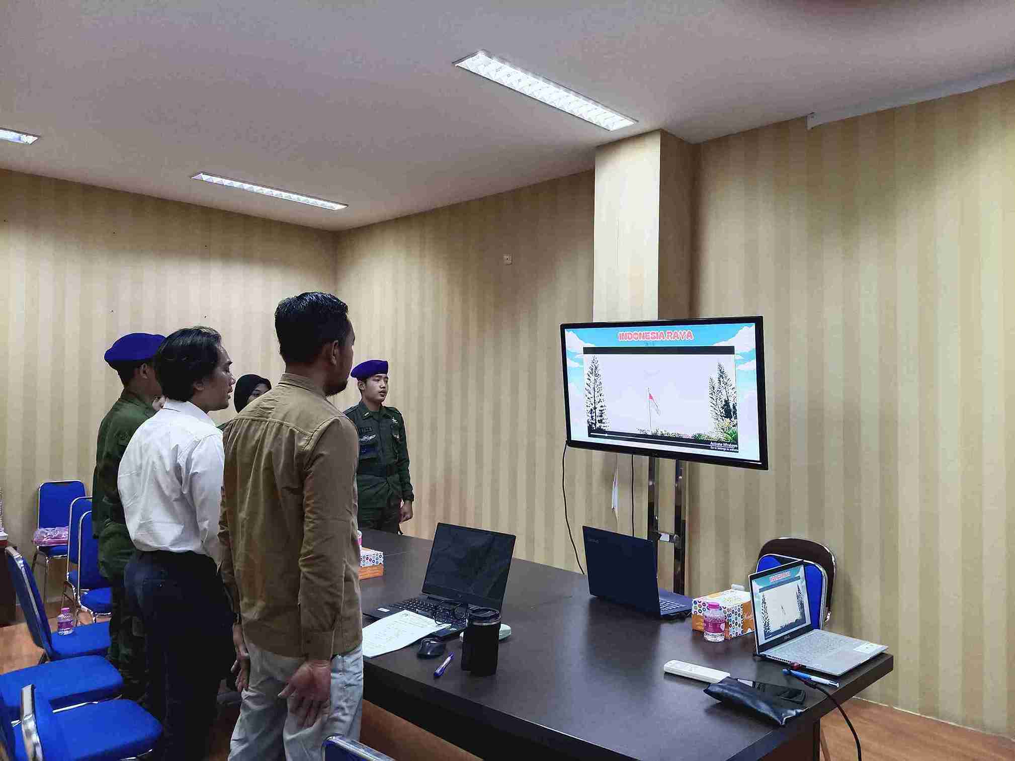 Menyanyikan lagu Indonesia Raya dan Hymne UDINUS