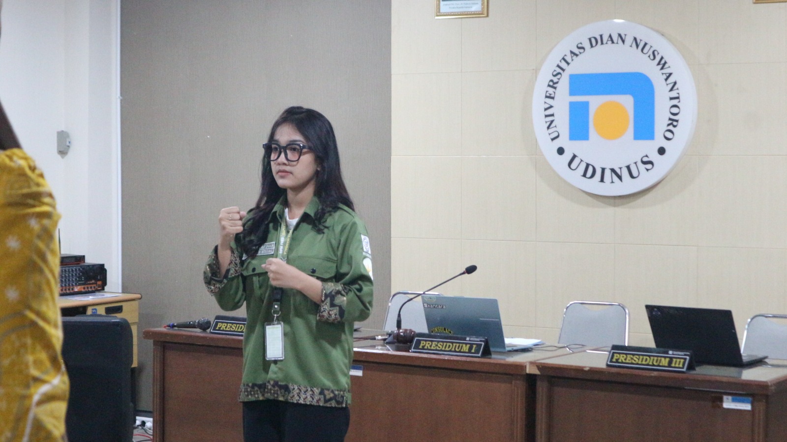 Menyanyikan Lagu Indonesia Raya dan Hymne UDINUS 