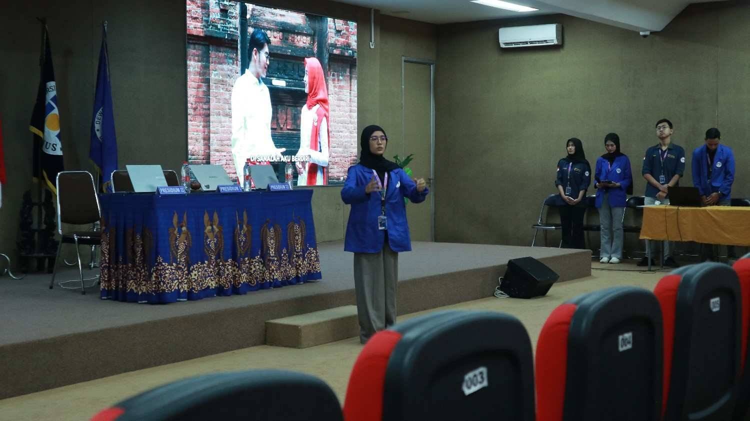 Menyanyikan Lagu Indonesia Raya dan Hymne UDINUS