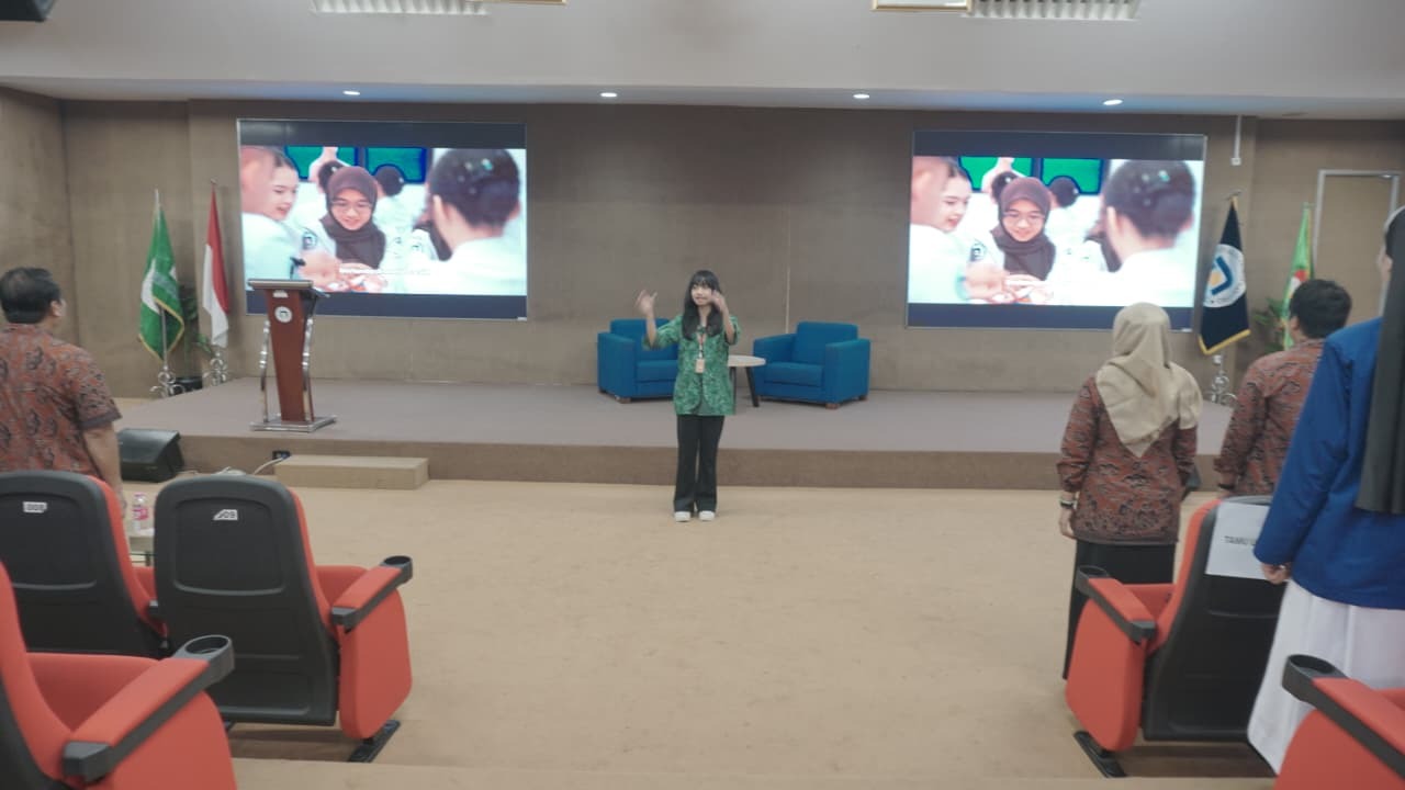 Menyanyikan Lagu Indonesia Raya dan Hymne Udinus