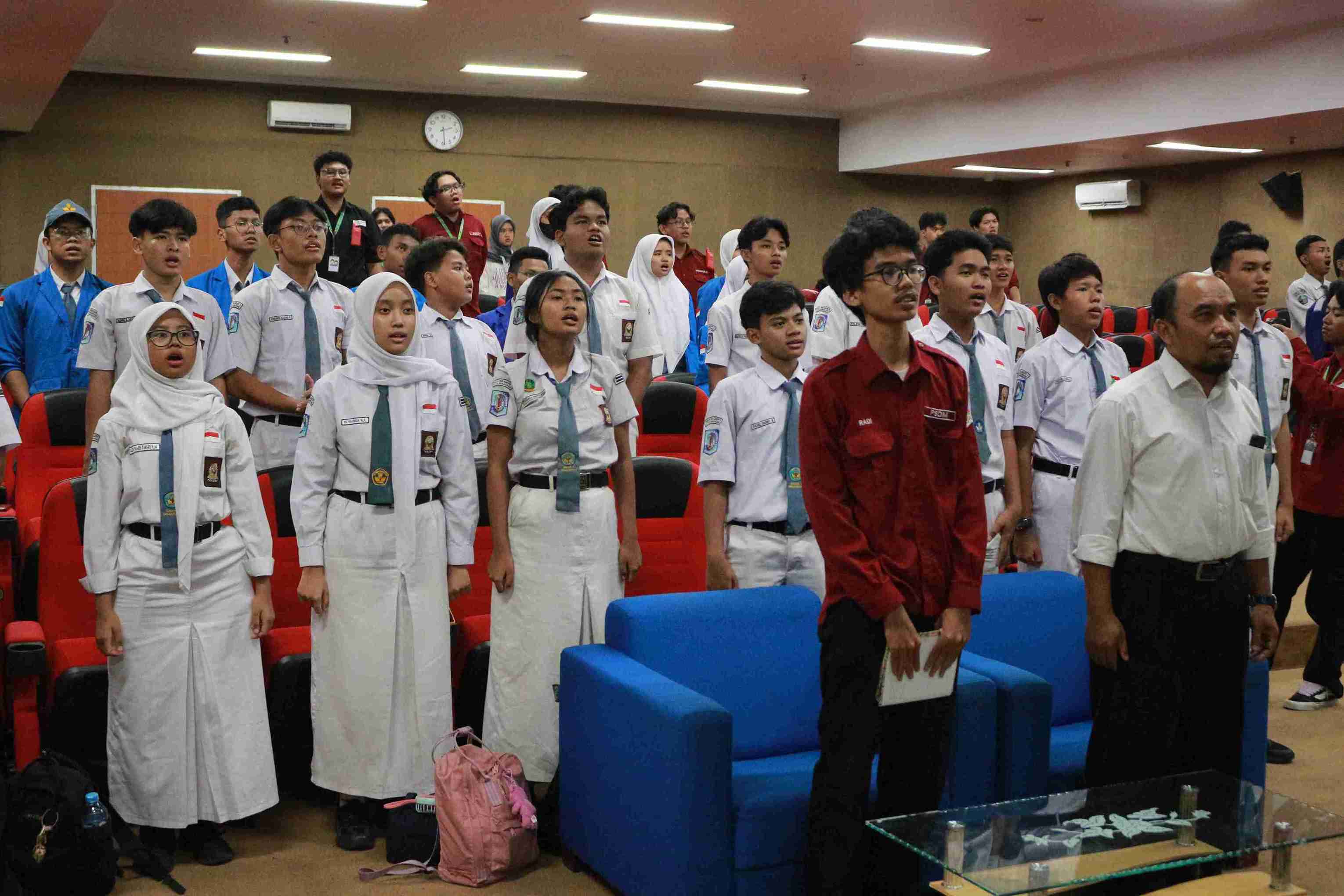 Menyanyikan Indonesia Raya dan hymne UDINUS