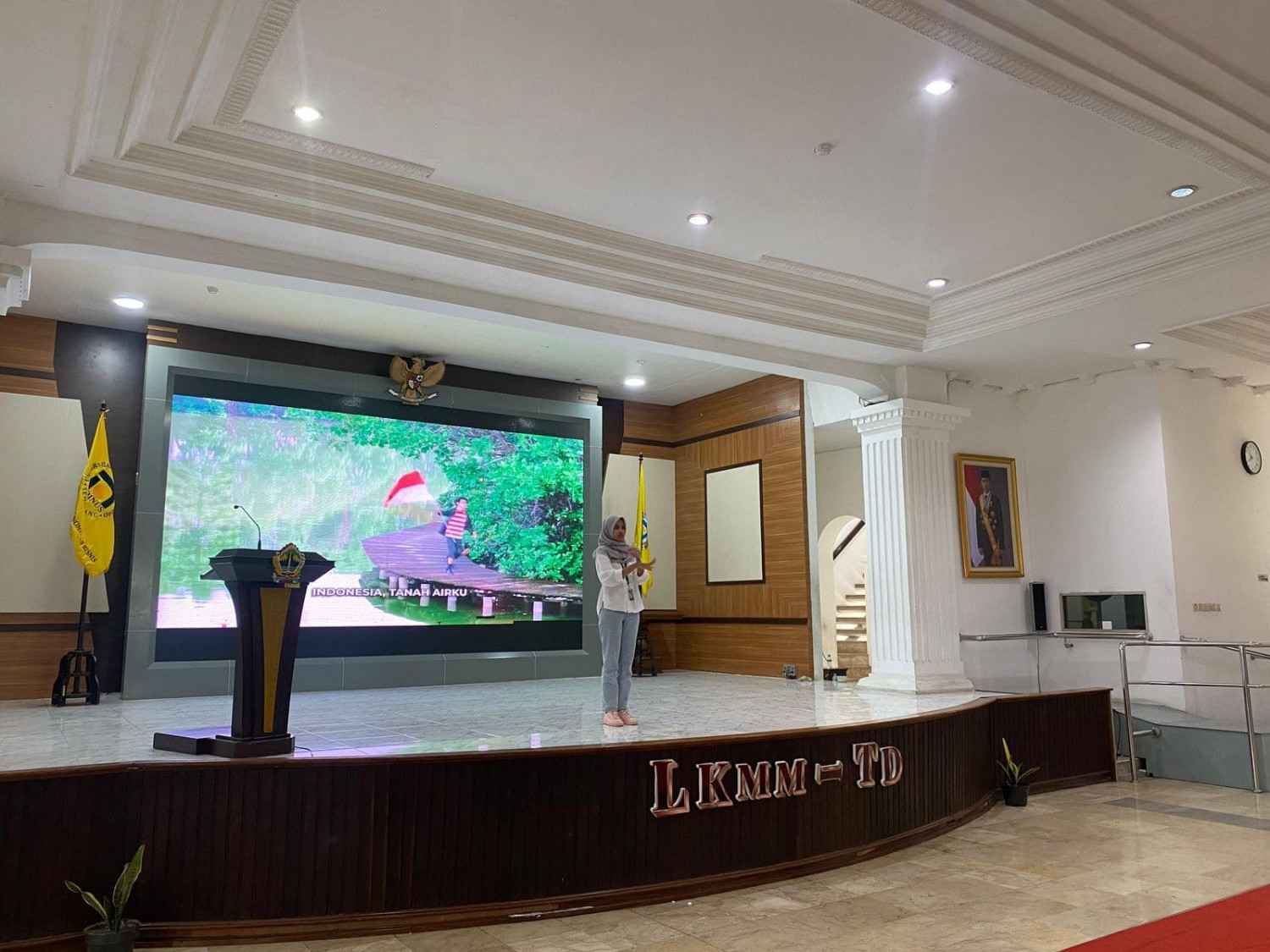 5. Menyanyikan lagu Indonesia Raya & Hymne UDINUS Day 1