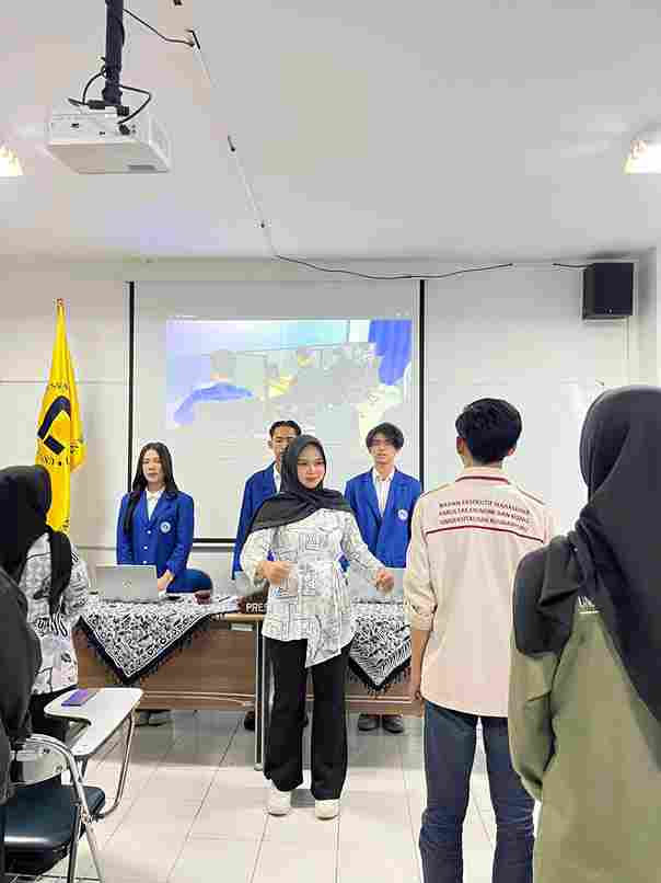 Menyanyikan Lagu Indonesia Raya dan Hymne Udinus 