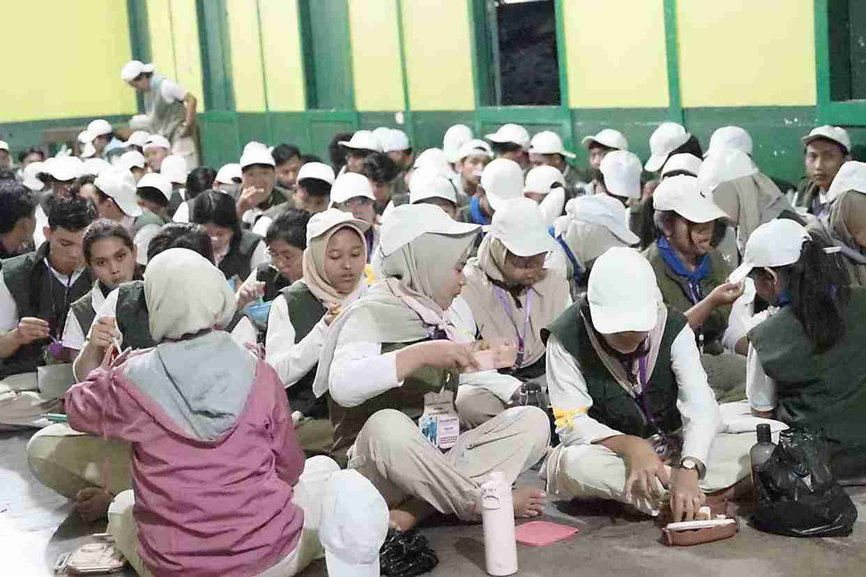 Makan malam dan solat magrib