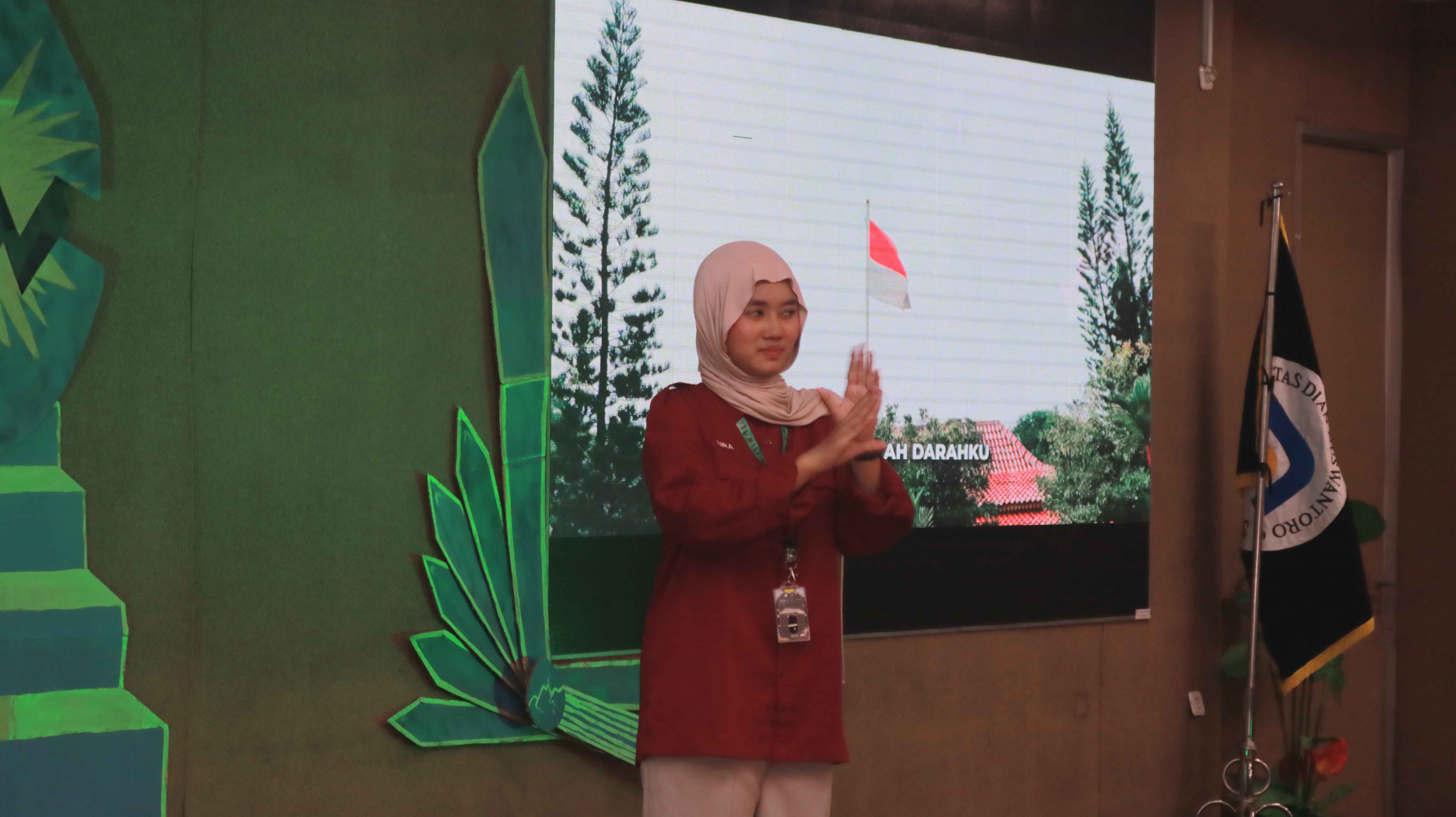 Menyanyikan lagu Indonesia Raya dan Hymne Udinus 