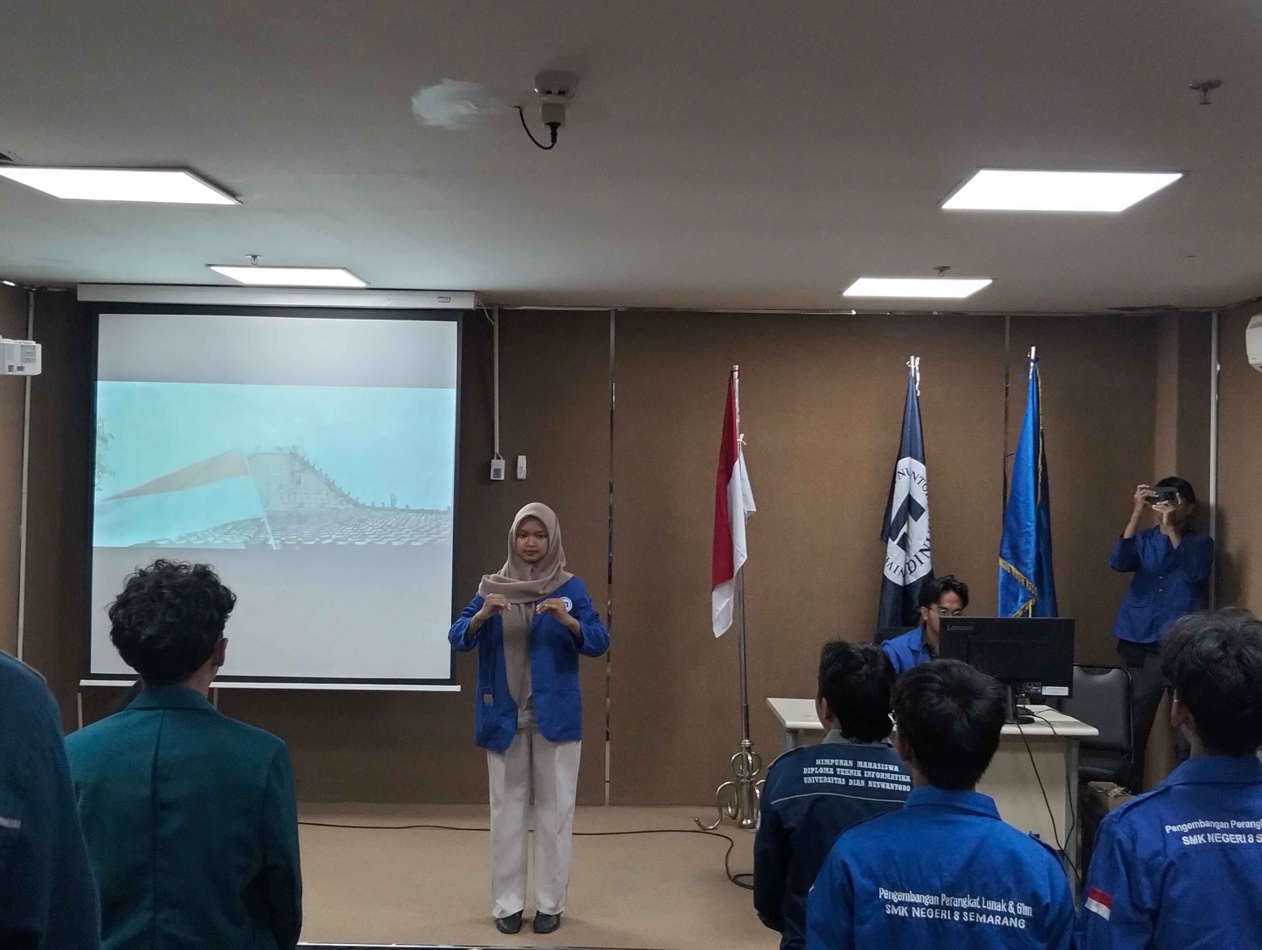 Menyanyikan Lagu Indonesia Raya