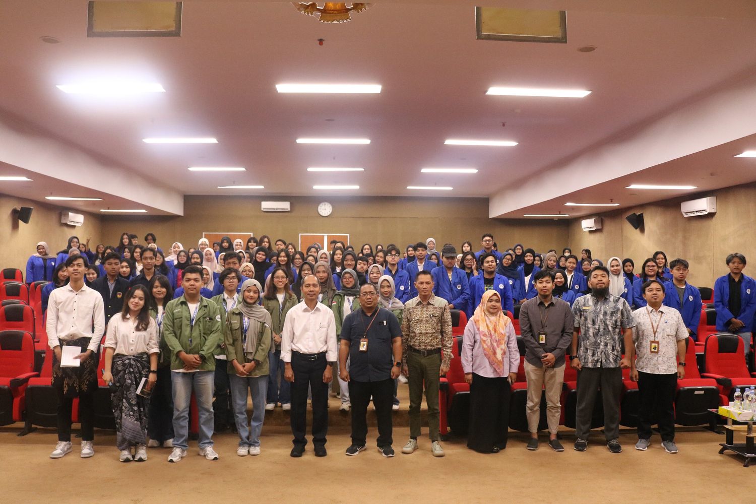 9. Sesi Foto Bersama