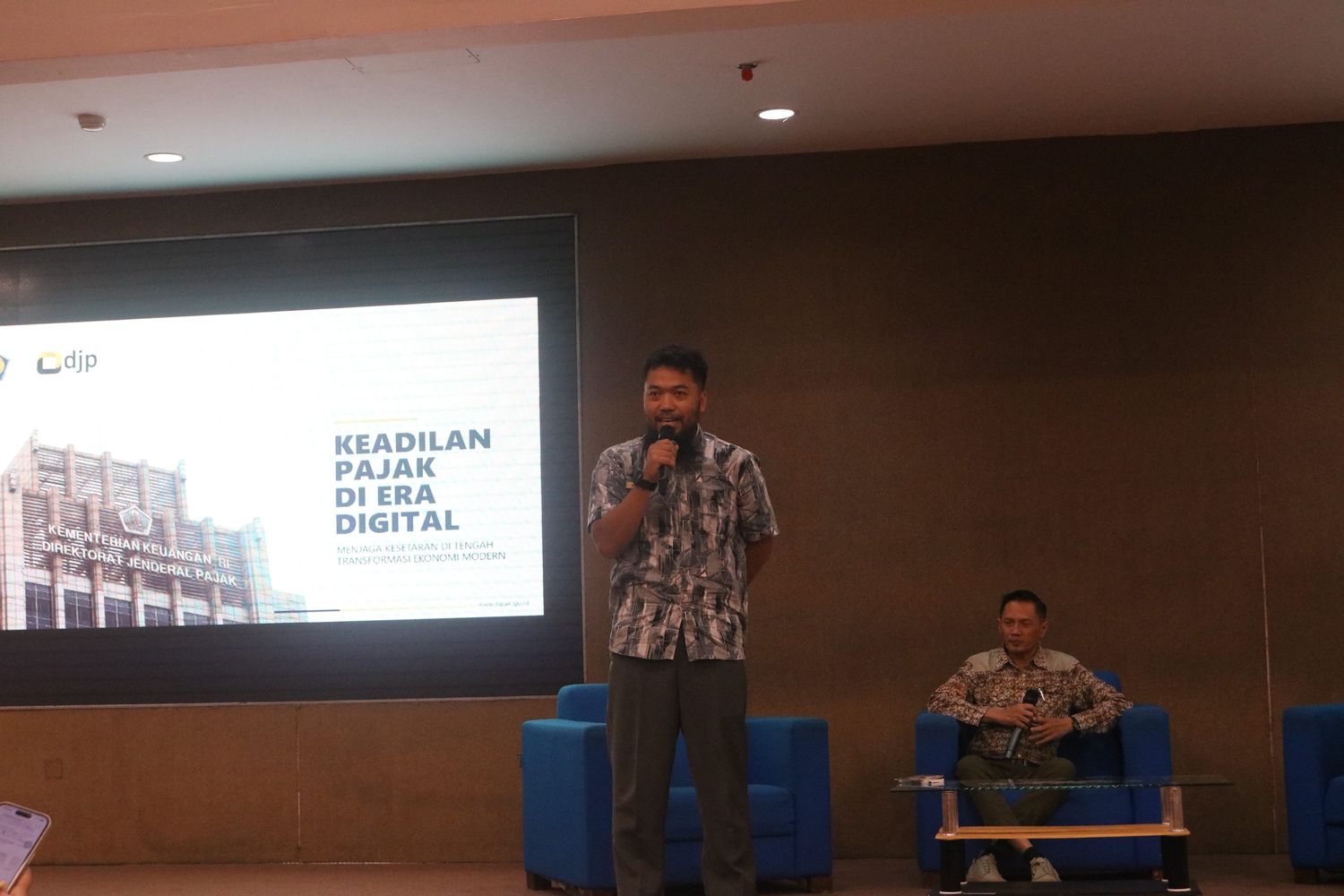 11. Pemaparan Materi oleh Pembicara 1