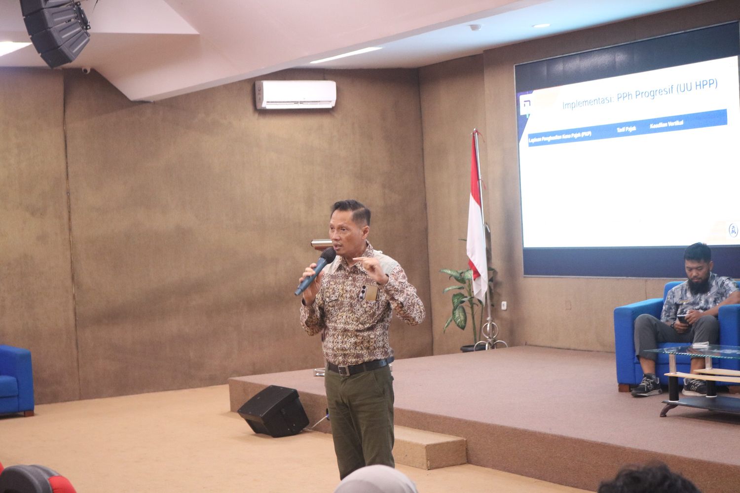 12. Pemaparan Materi oleh Pembicara 2