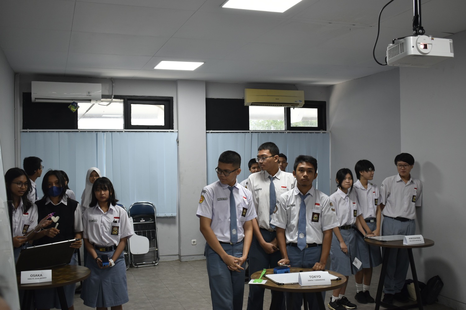 Peserta memasuki Ruangan untuk melaksanakan Lomba