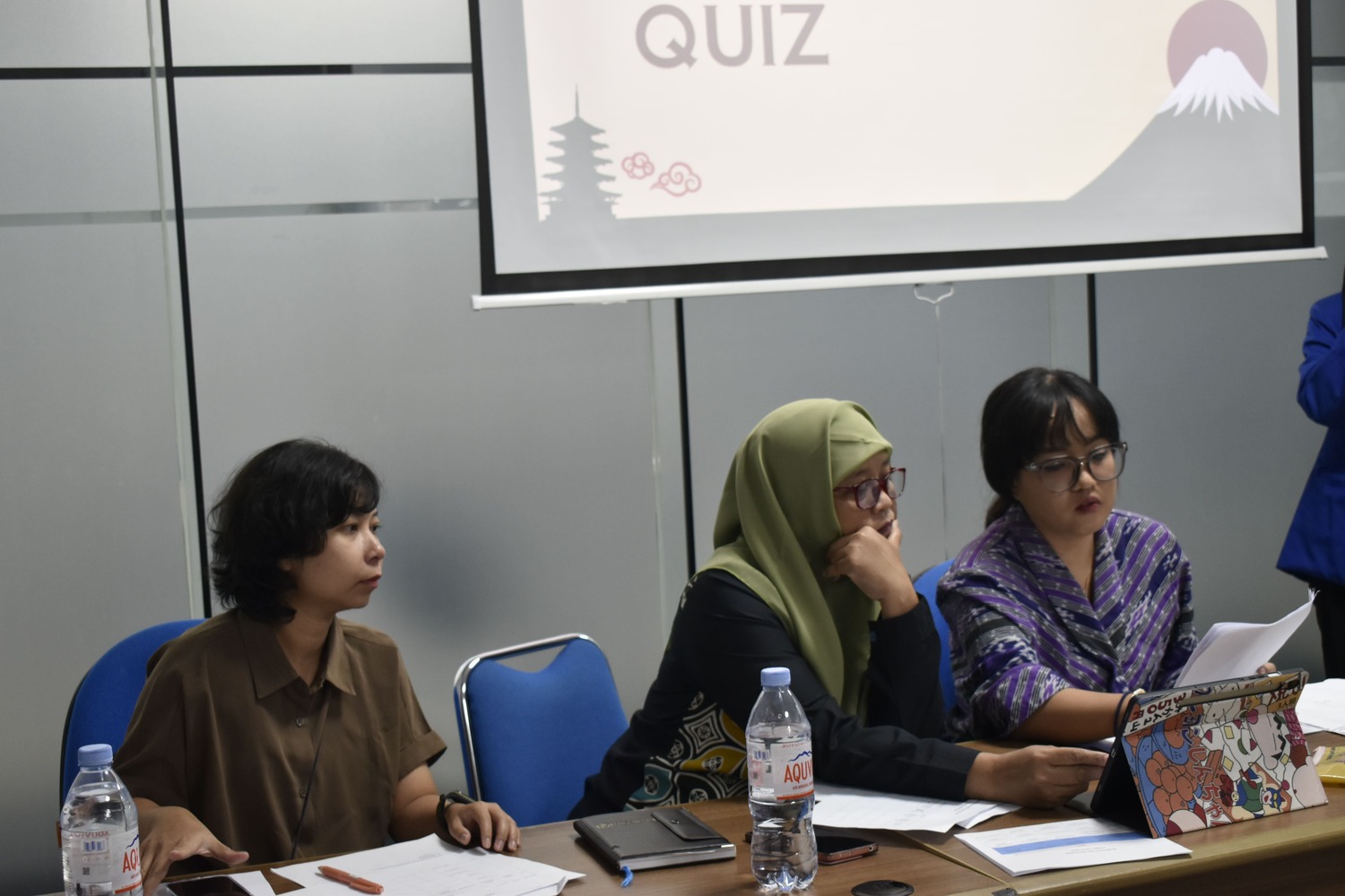 Para juri sedang memandu para Peserta mengikuti jalannya Lomba