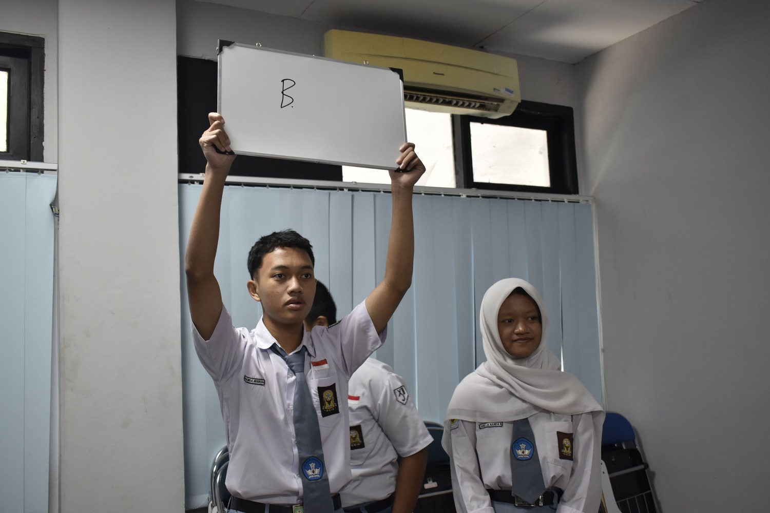 Aksi tanya jawab para Peserta Lomba Japan Quiz dengan Papan Tulisnya