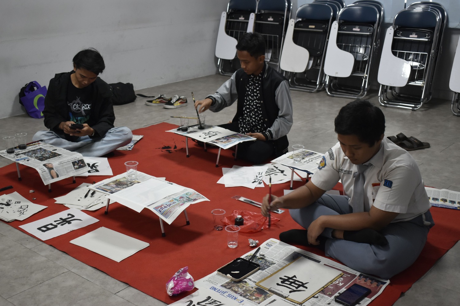 Sementara itu, Para peserta Shodou Offline sedang Fokus membuat Kanji