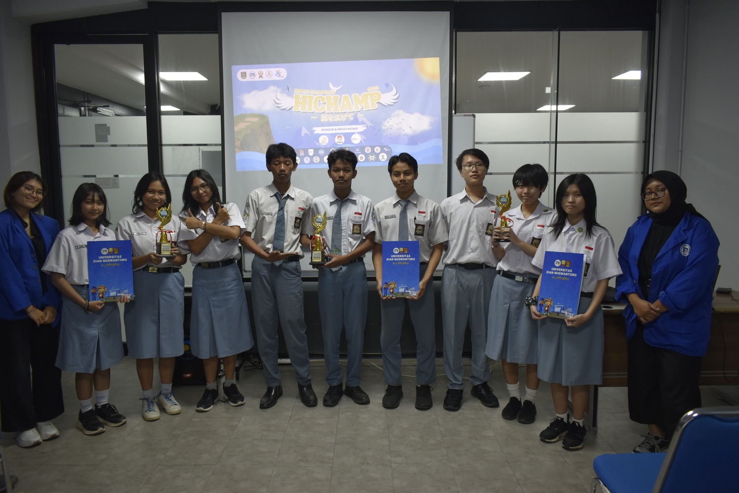 Sesi foto para pemenang Lomba Japan Quiz