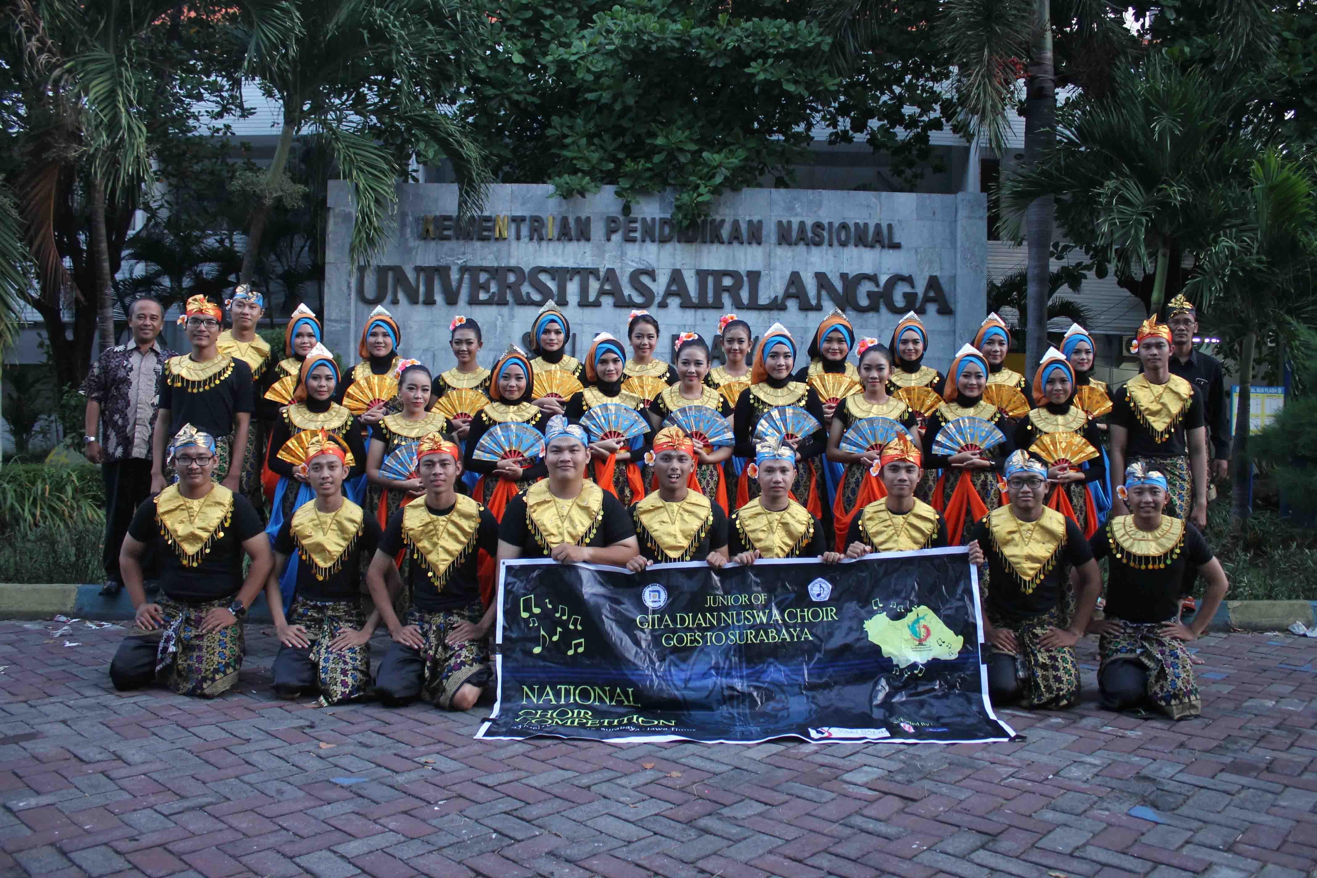 Foto bersama sebelum kompetisi di depan Universitas Airlangga