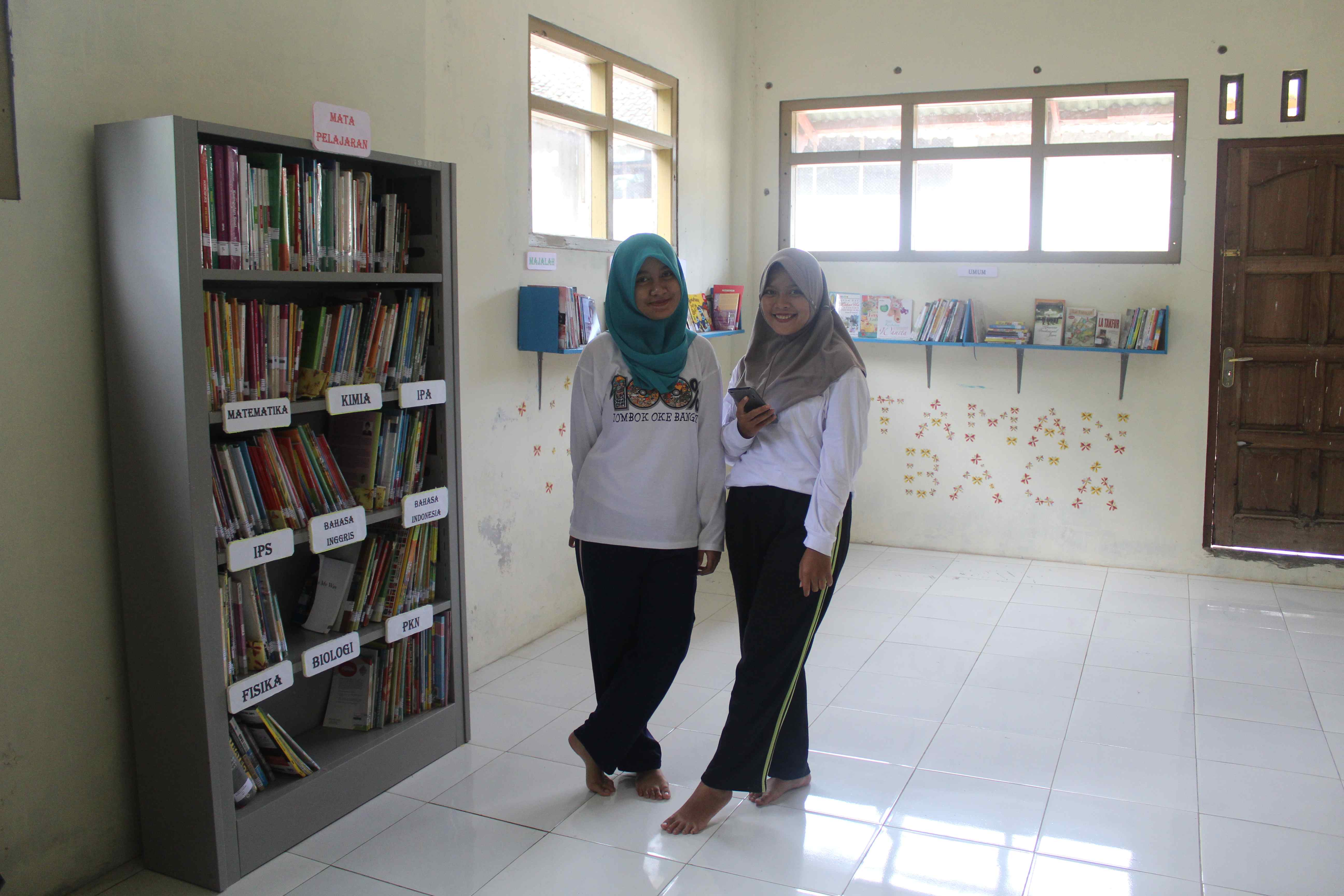 Kegiatan Perbaikan Perpustakaan di Desa Kebumen